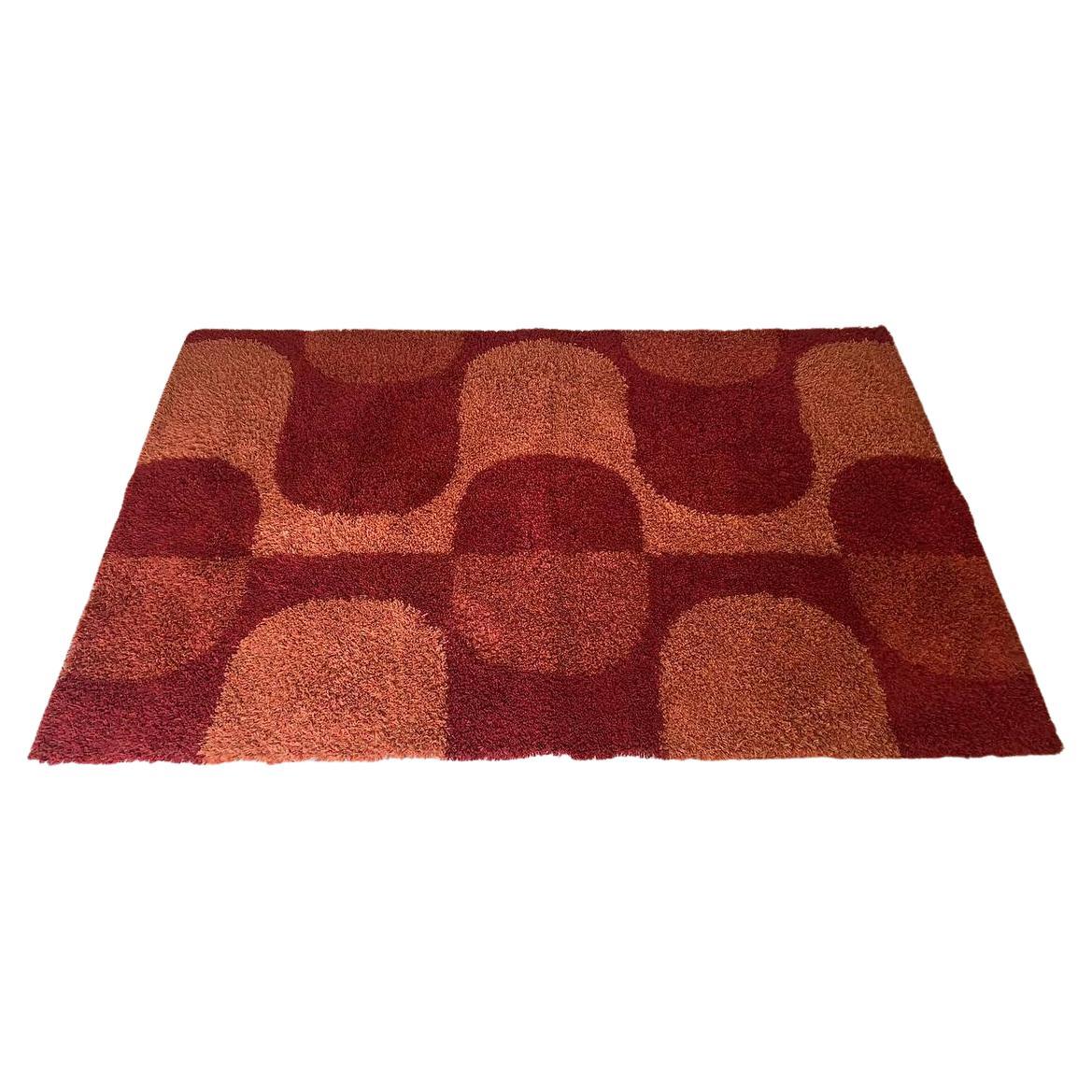 Questo tappeto è un ottimo esempio di interni Pop Art degli anni '70. 
Made using the high-quality Danish Rya weaving technique by EGE Taeper in  the 1960’s. Presenta un motivo psichedelico in un mix di colori dai toni dell'arancione chiaro, scuro