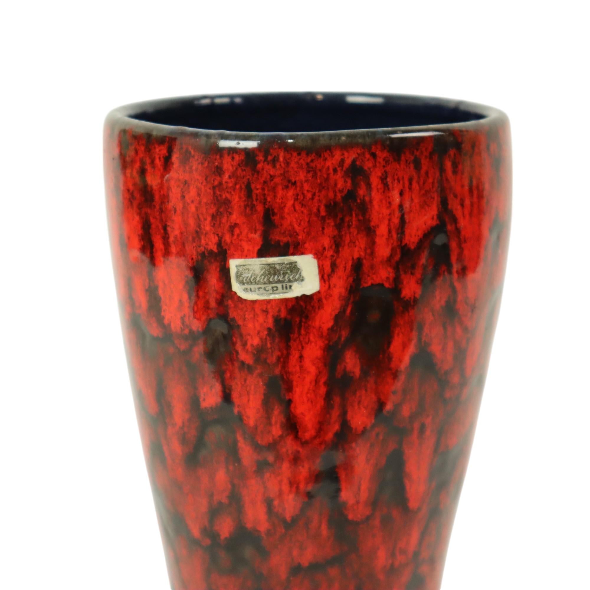 Bellissimo vaso vintage rosso con smalto di lava grassa lucida in rilievo, vaso Scheurich della 'Linea Europ', ceramica della Germania Ovest degli anni '60-'70, numerato 244-22 sul fondo, ha ancora l'adesivo del produttore.

Germania Ovest era in