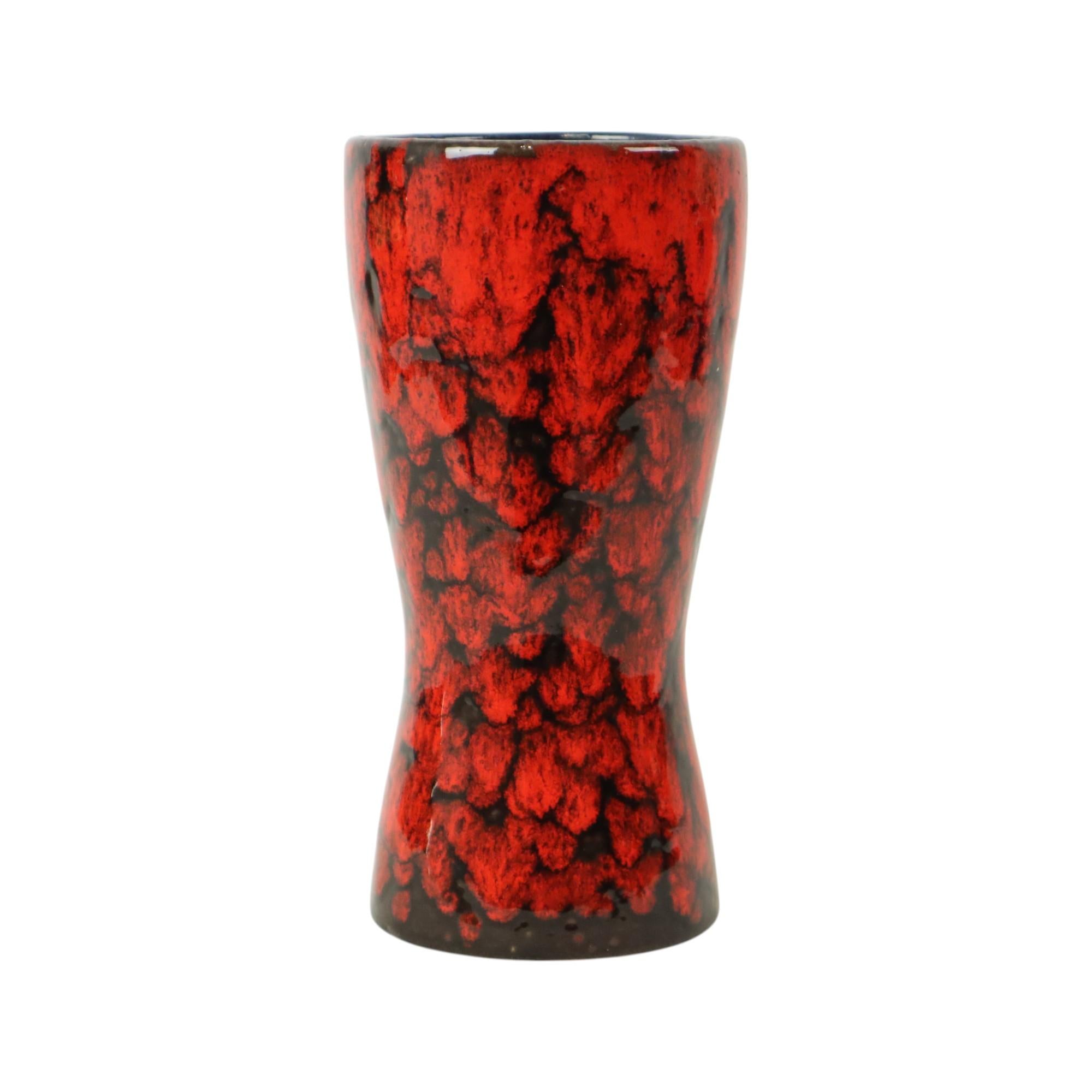 Vaso Scheurich rosso d'epoca con smalto di lava 244-22 In condizioni buone in vendita a Poperinge, BE