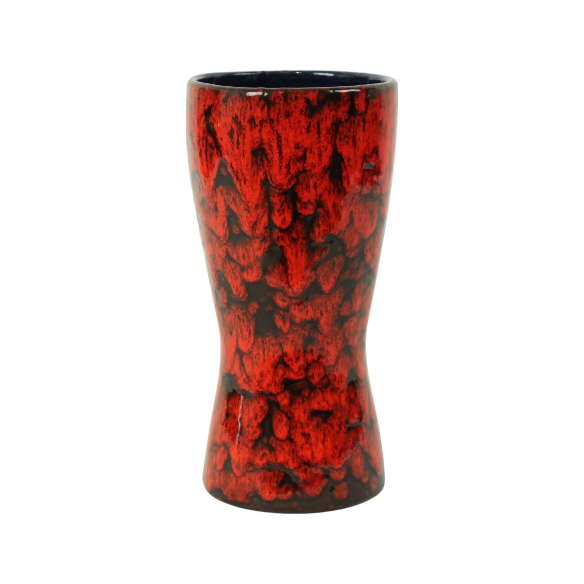 Metà XX secolo Vaso Scheurich rosso d'epoca con smalto di lava 244-22 in vendita