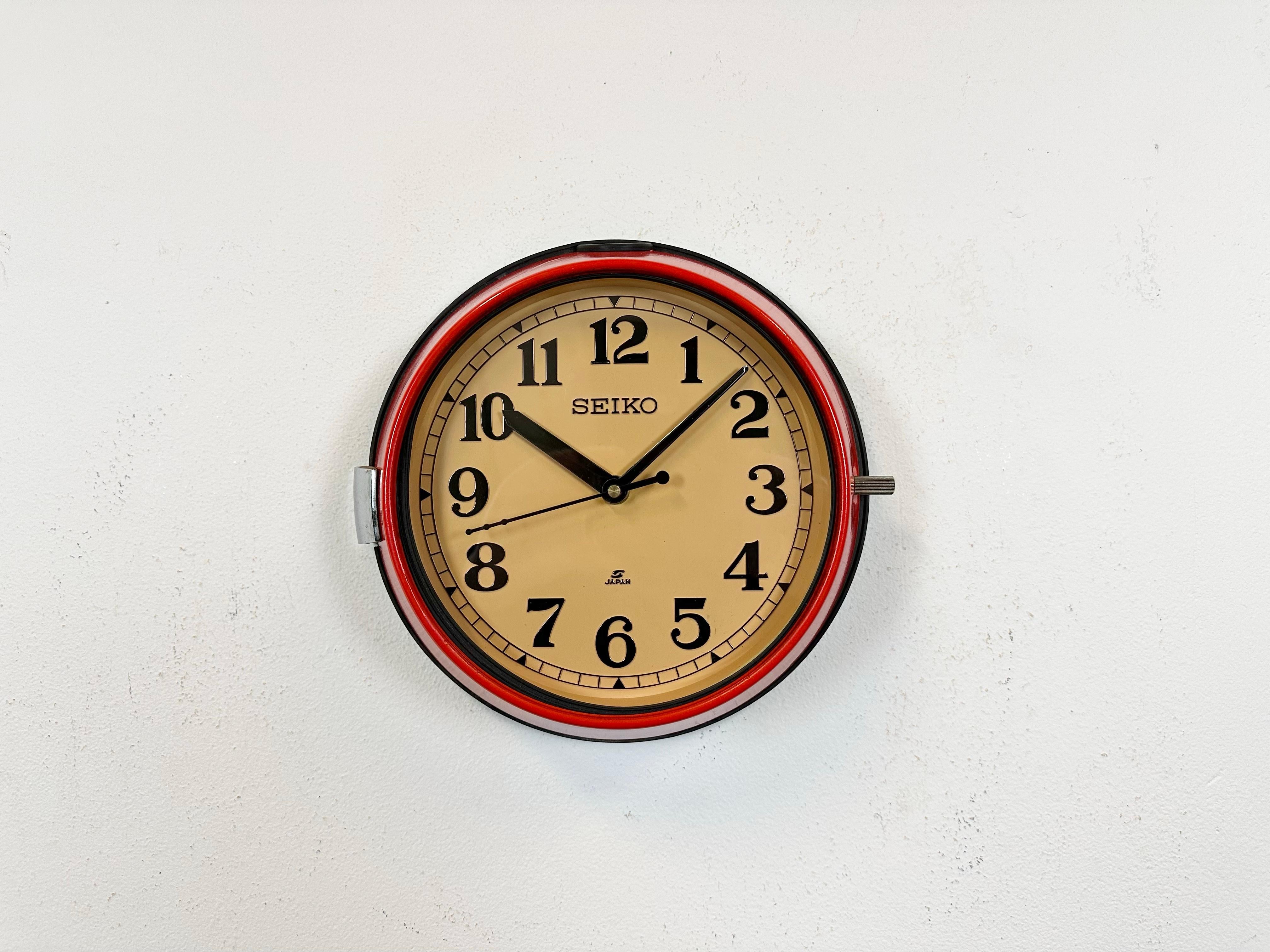 Horloge d'esclave maritime Seiko vintage, conçue dans les années 1970 et produite jusqu'aux années 1990. Ces horloges étaient utilisées sur les grands pétroliers et cargos japonais. Il comporte un cadre métallique rouge, un cadran en plastique et un