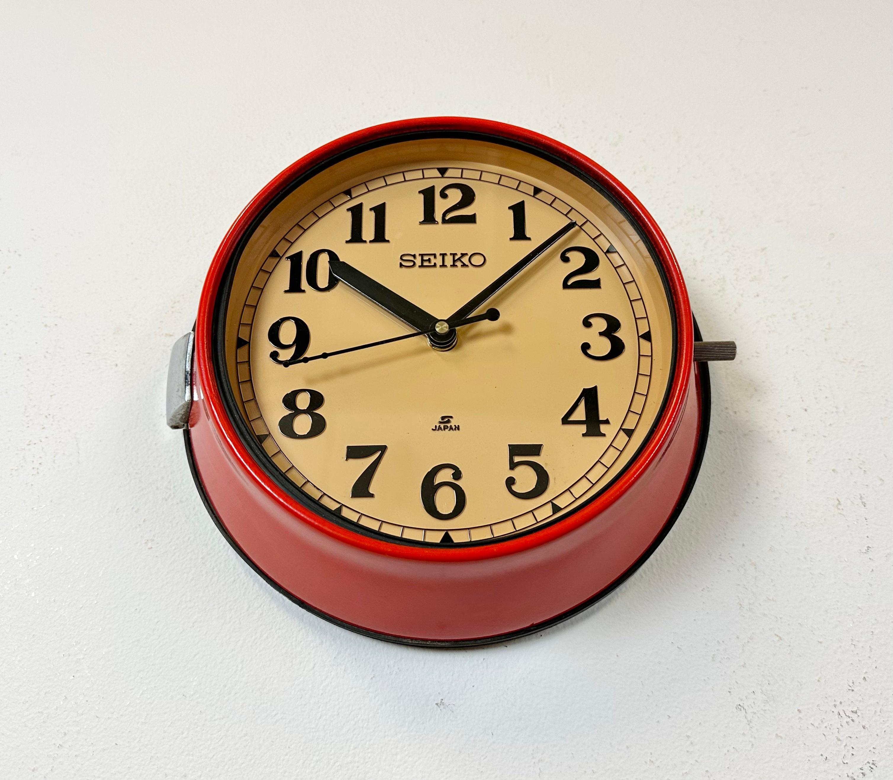 20ième siècle Vieille horloge murale rouge Seiko Maritime, années 1970 en vente