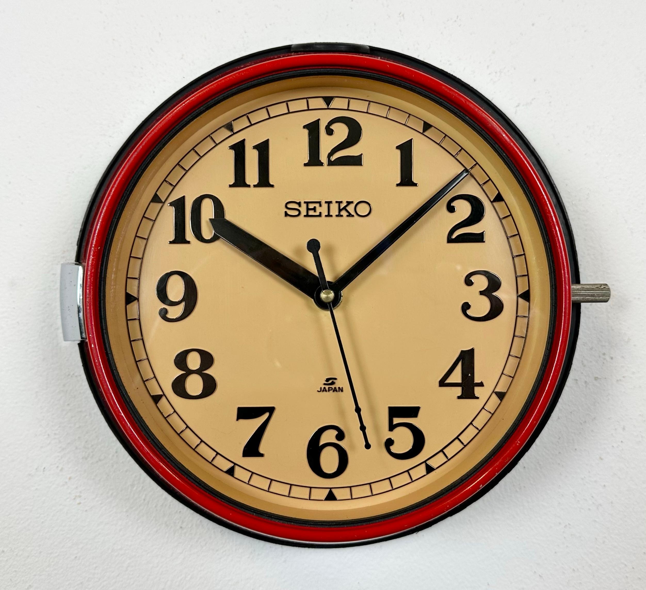 Vintage Seiko Marine-Nebenuhr, entworfen in den 1970er Jahren und produziert bis in die 1990er Jahre. Diese Uhren wurden auf großen japanischen Tankern und Frachtschiffen eingesetzt. Sie hat einen roten Metallrahmen, ein Kunststoffzifferblatt und