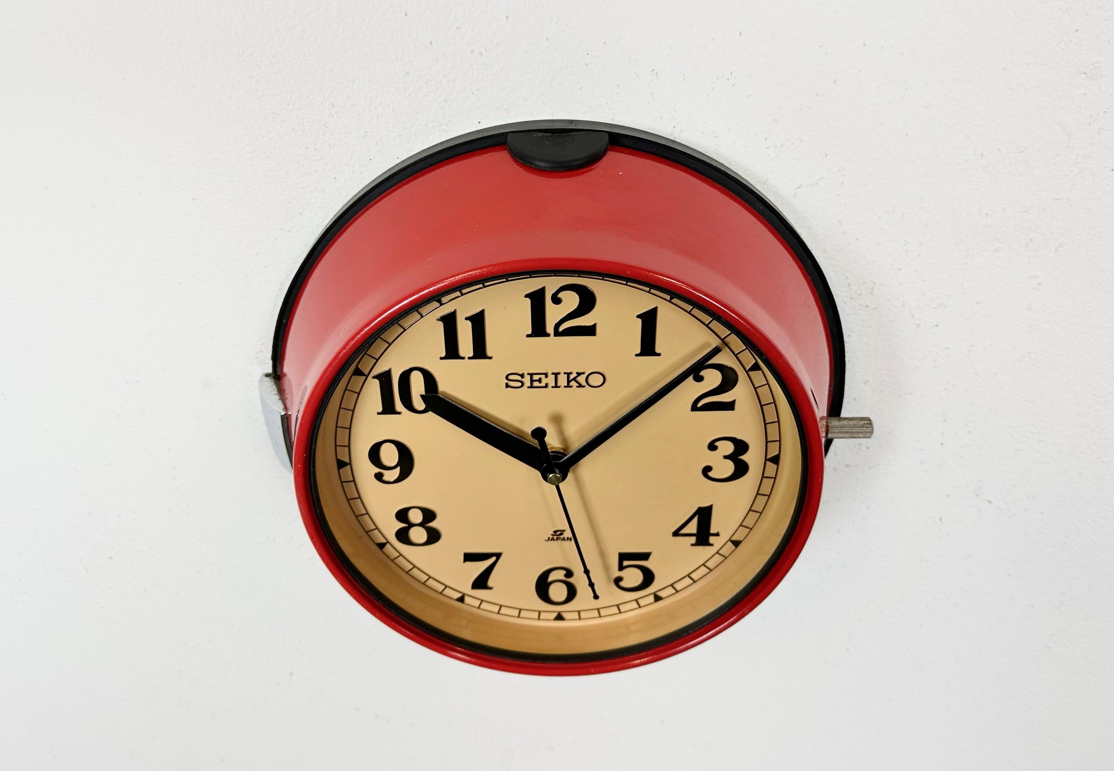 Horloge murale Seiko rouge bleu marine vintage, années 1970 Bon état - En vente à Kojetice, CZ