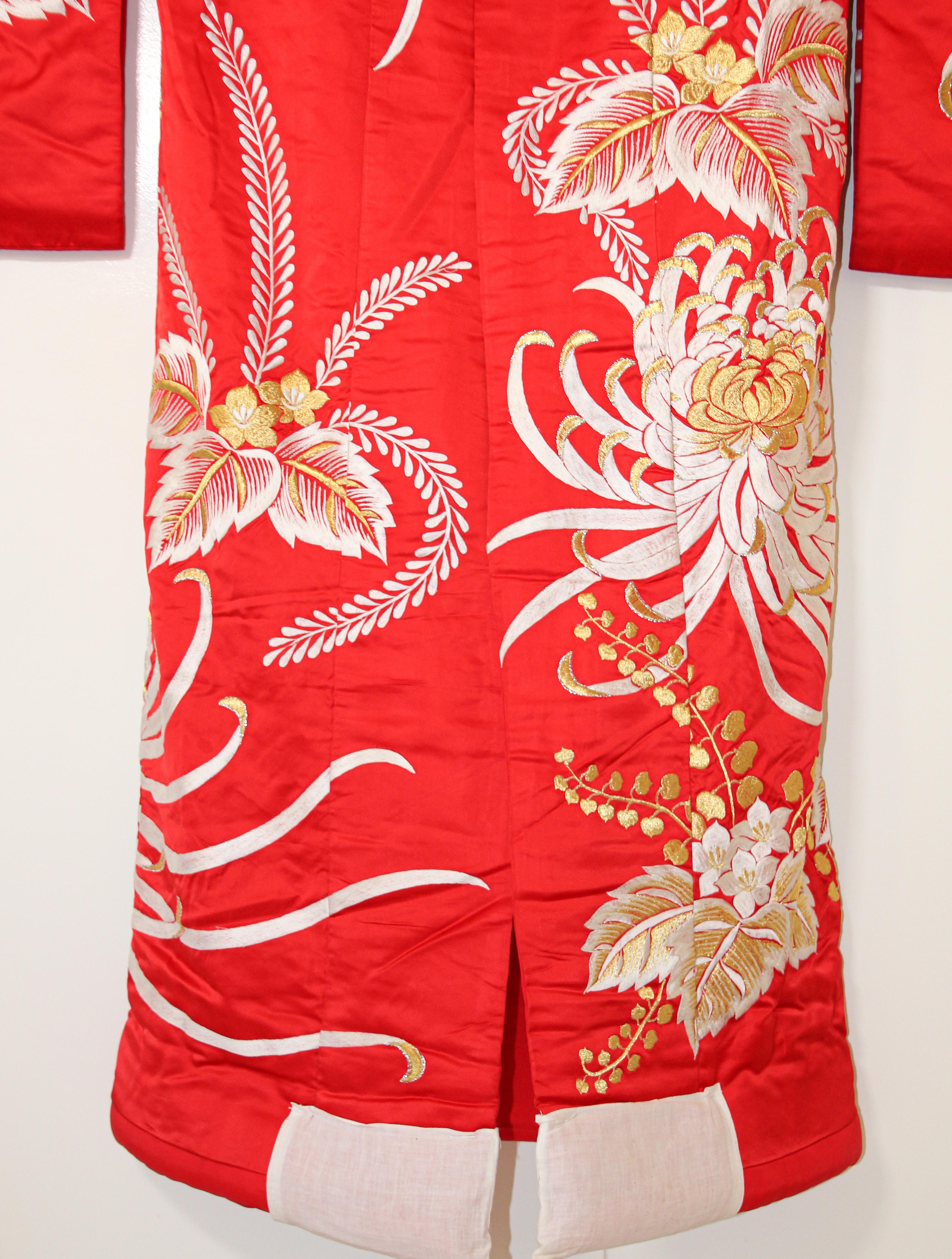 Japanisches zeremonielles Hochzeitskleid aus rotem Seidenbrokat, Kimono (Handgefertigt) im Angebot