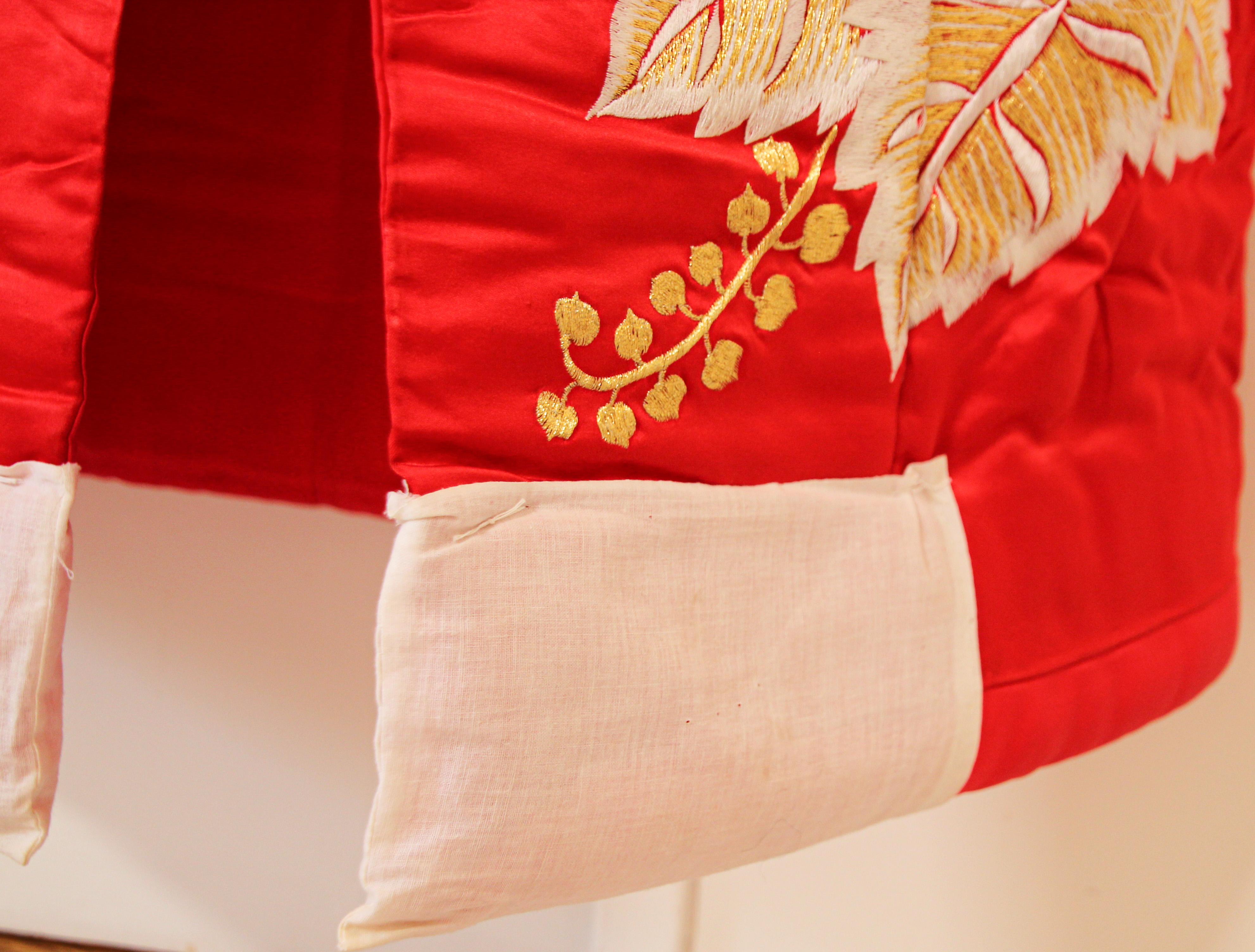 Kimono vintage in broccato di seta rosso, abito da sposa da cerimonia giapponese In condizioni buone in vendita a North Hollywood, CA