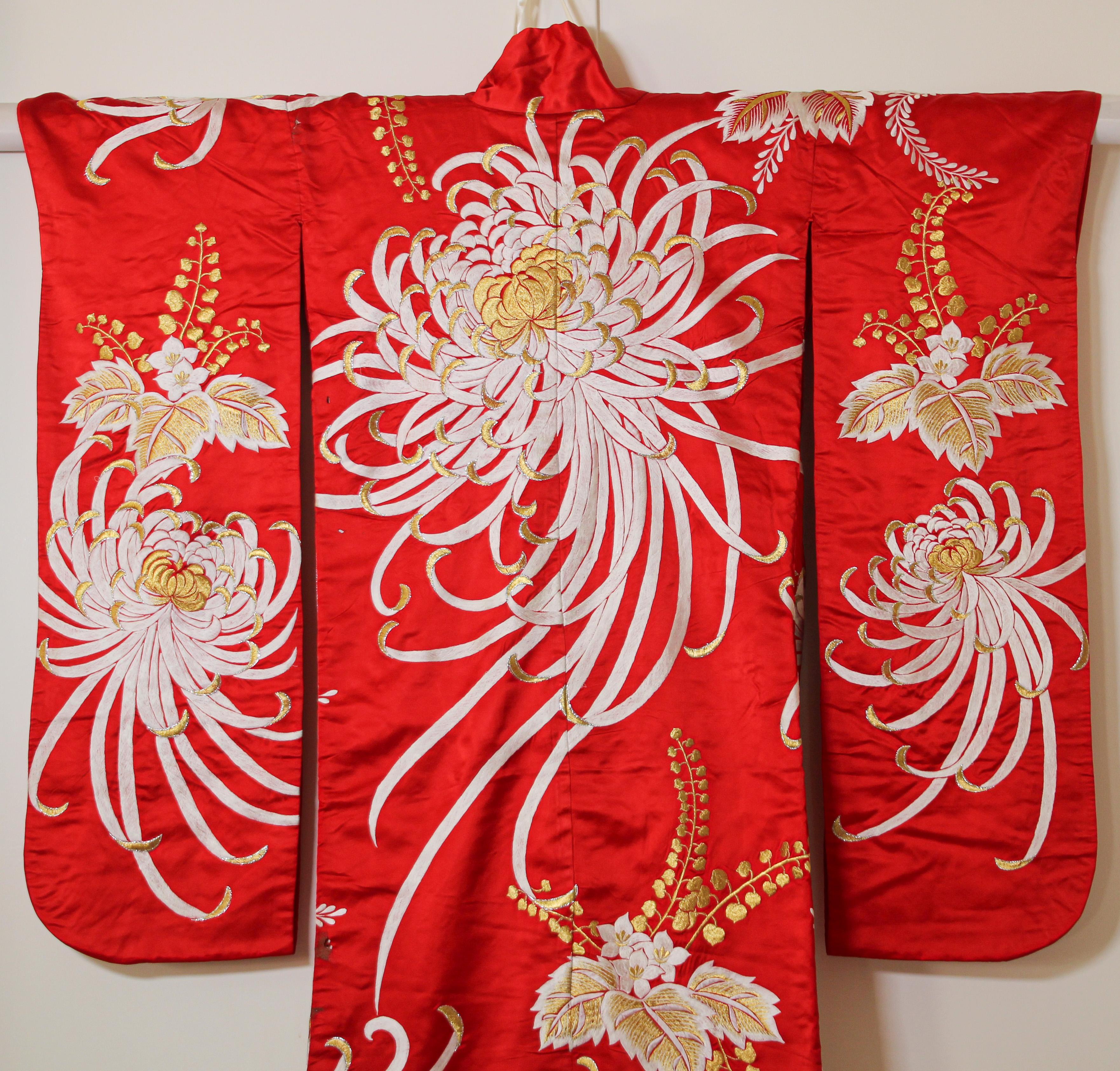 Japanisches zeremonielles Hochzeitskleid aus rotem Seidenbrokat, Kimono (20. Jahrhundert) im Angebot