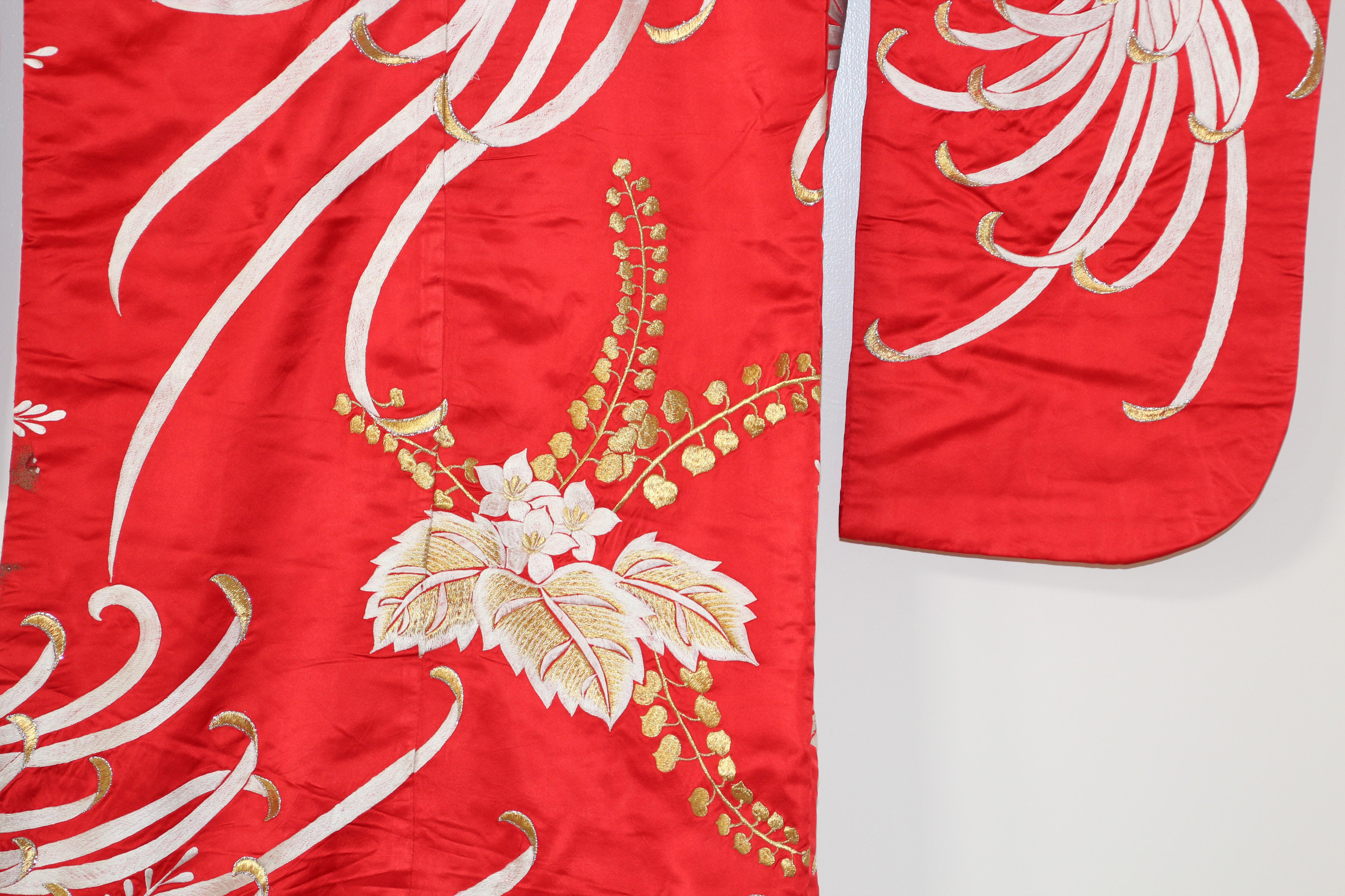 Soie Robe de mariée de cérémonie japonaise vintage en brocart de soie rouge kimono en vente