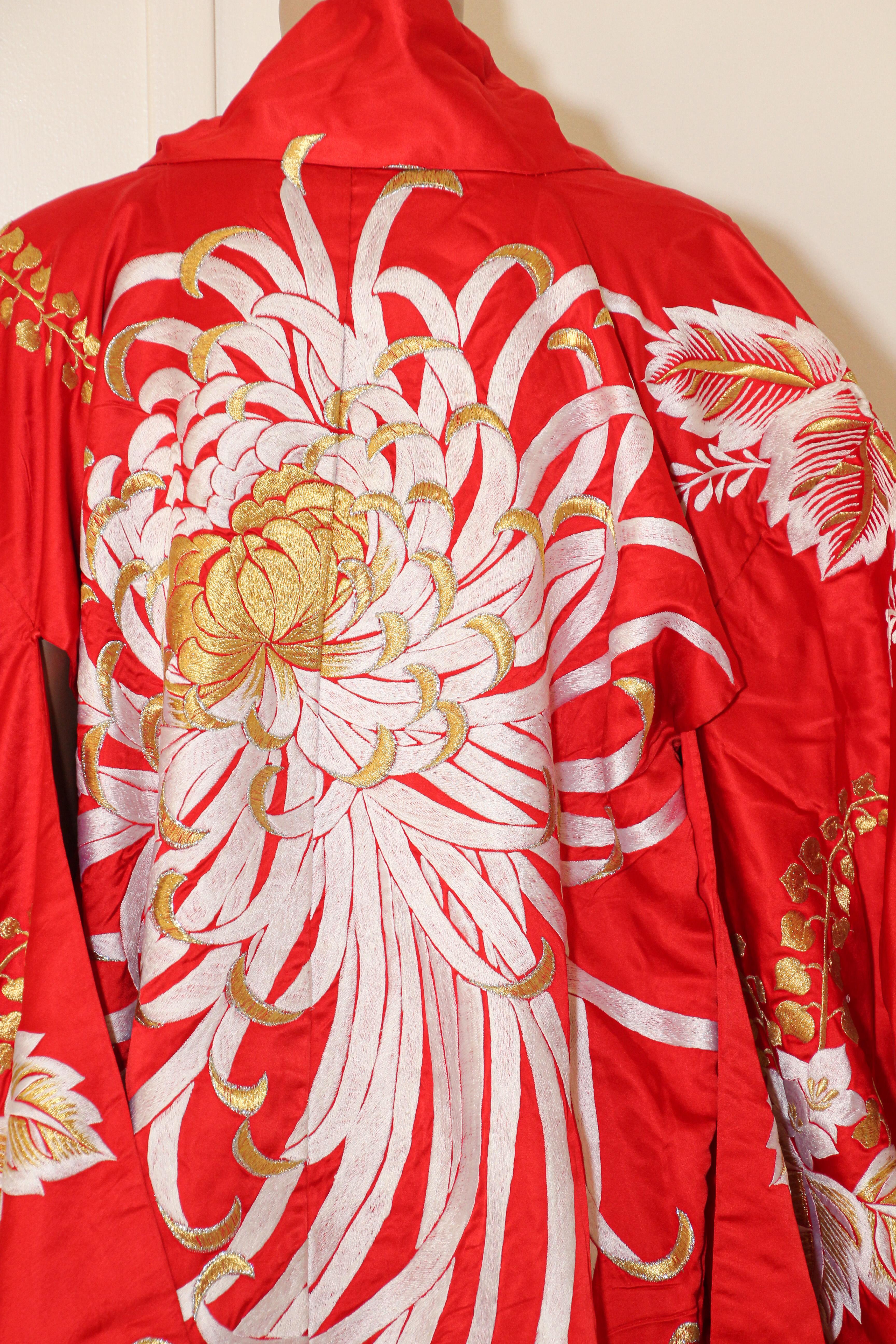 Japanisches zeremonielles Kleid aus rotem Seidenbrokat in Kimono-Optik im Angebot 11
