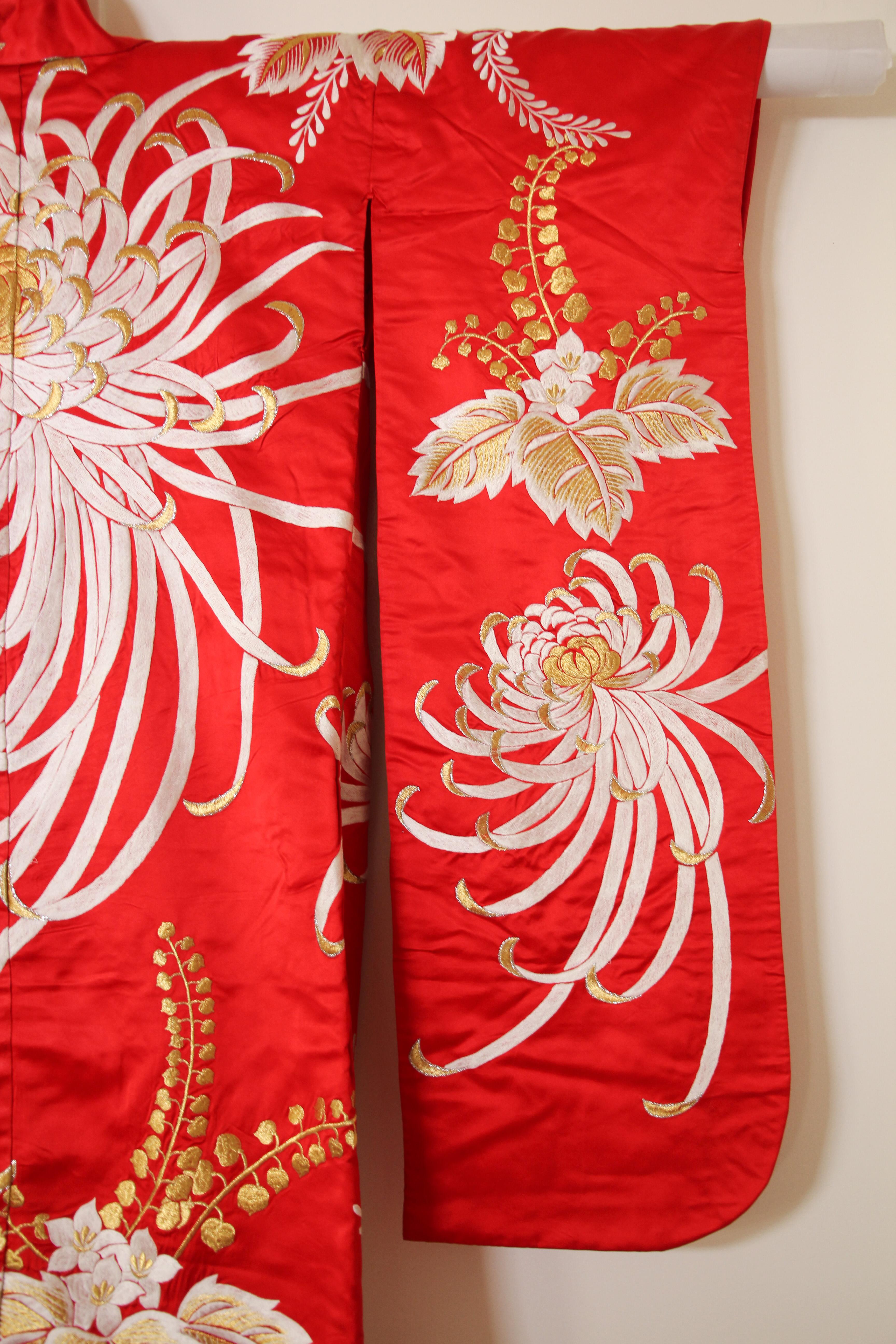 Robe de mariée de cérémonie japonaise vintage en brocart de soie rouge kimono en vente 1