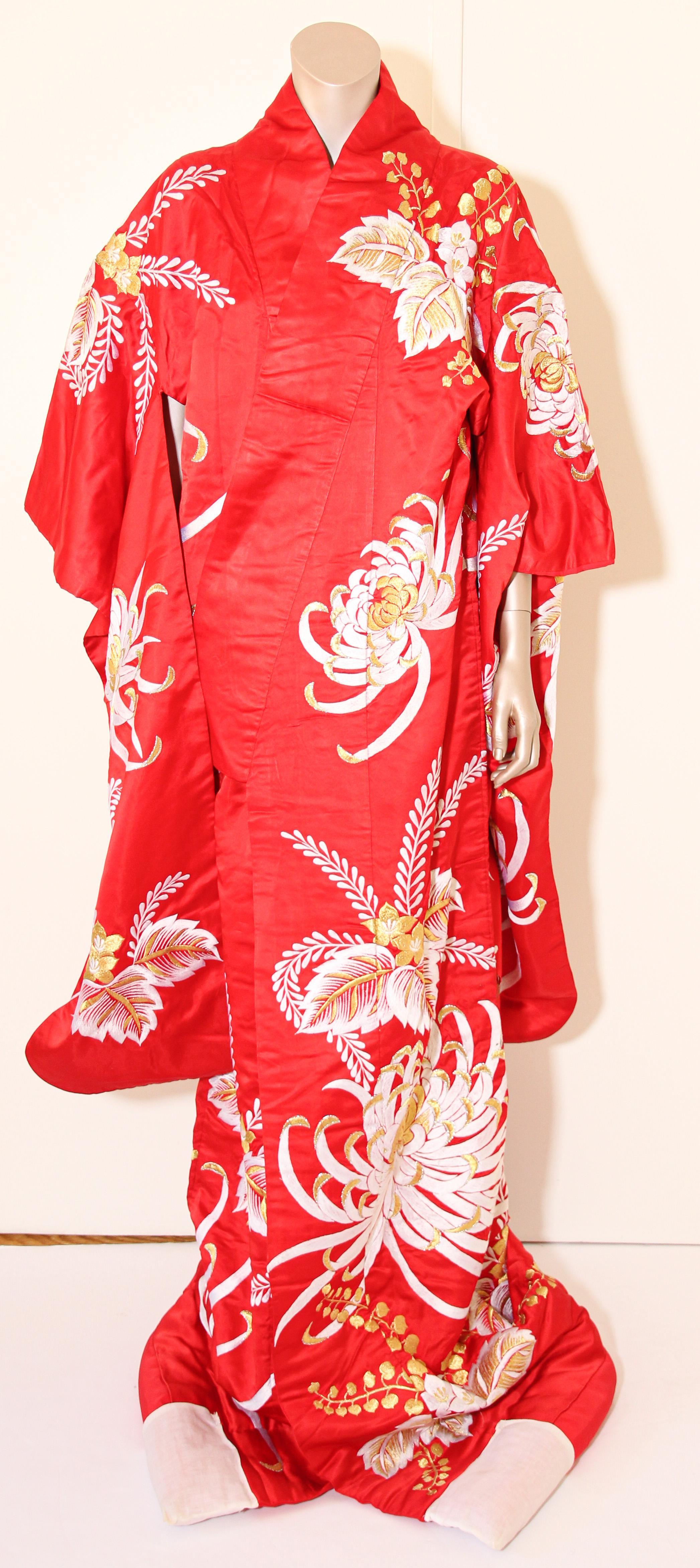 Japanisches zeremonielles Kleid aus rotem Seidenbrokat in Kimono-Optik im Angebot 12