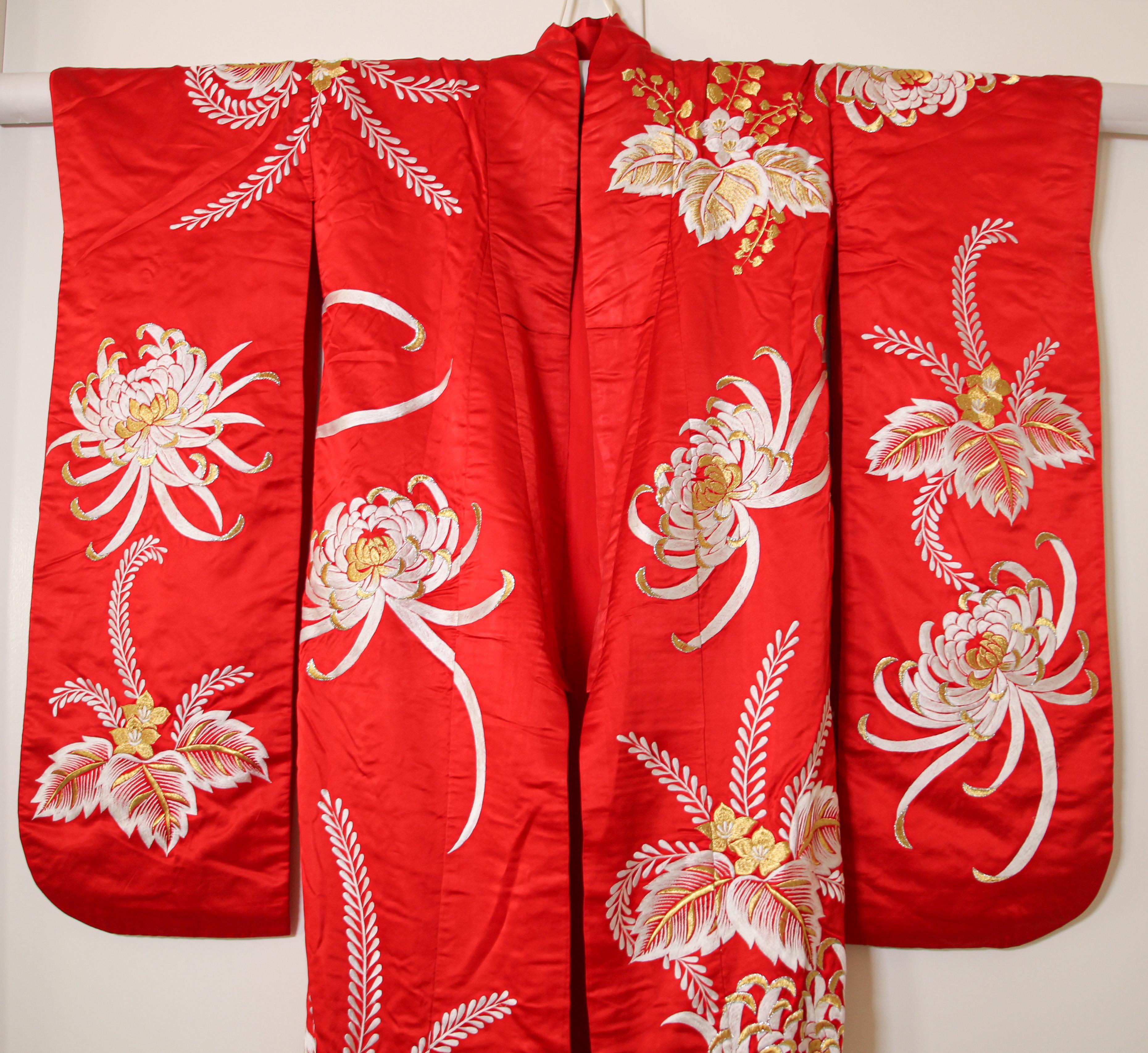 Japanisches zeremonielles Kleid aus rotem Seidenbrokat in Kimono-Optik im Zustand „Gut“ im Angebot in North Hollywood, CA