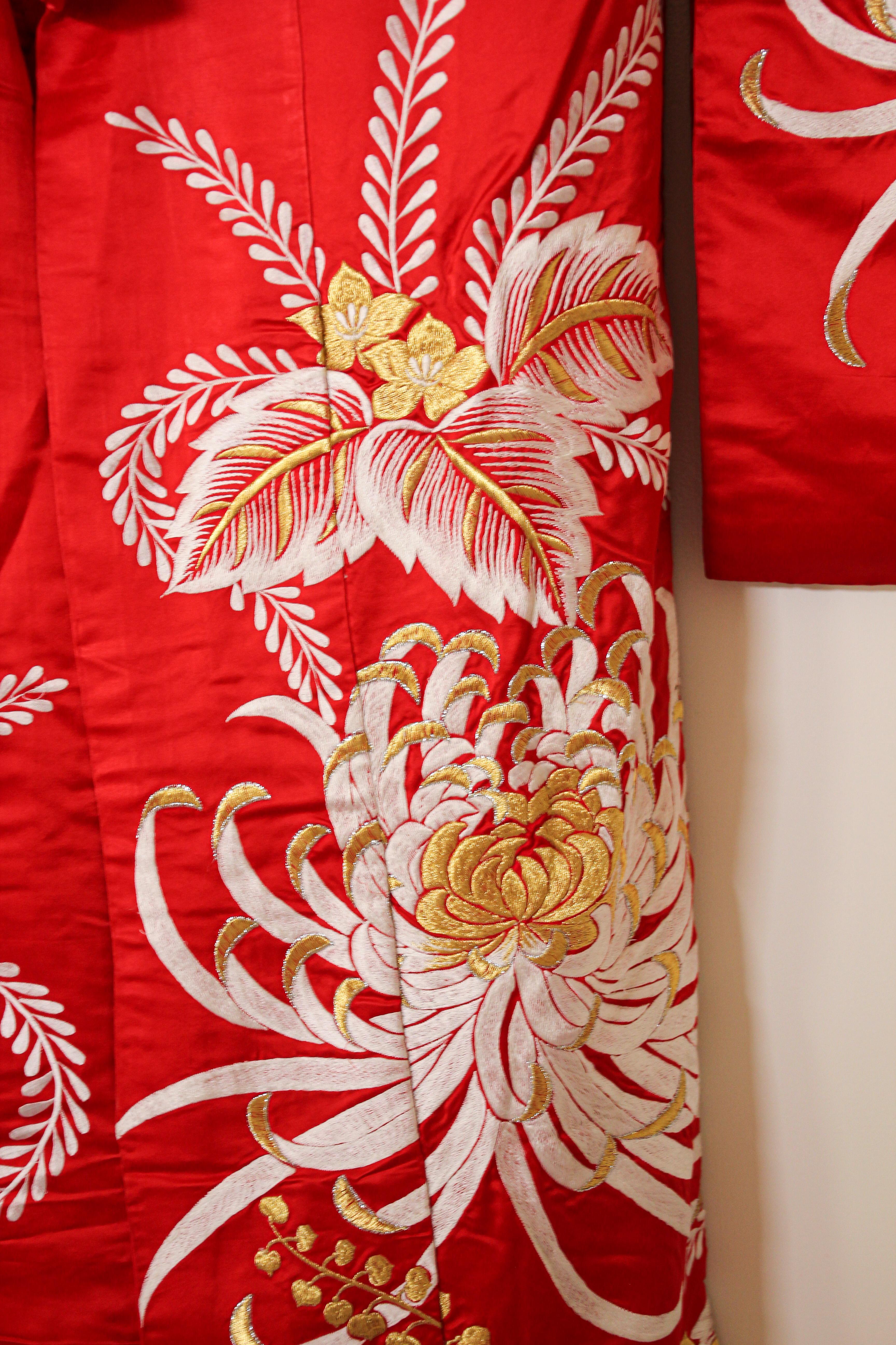 Japanisches zeremonielles Kleid aus rotem Seidenbrokat in Kimono-Optik Damen im Angebot
