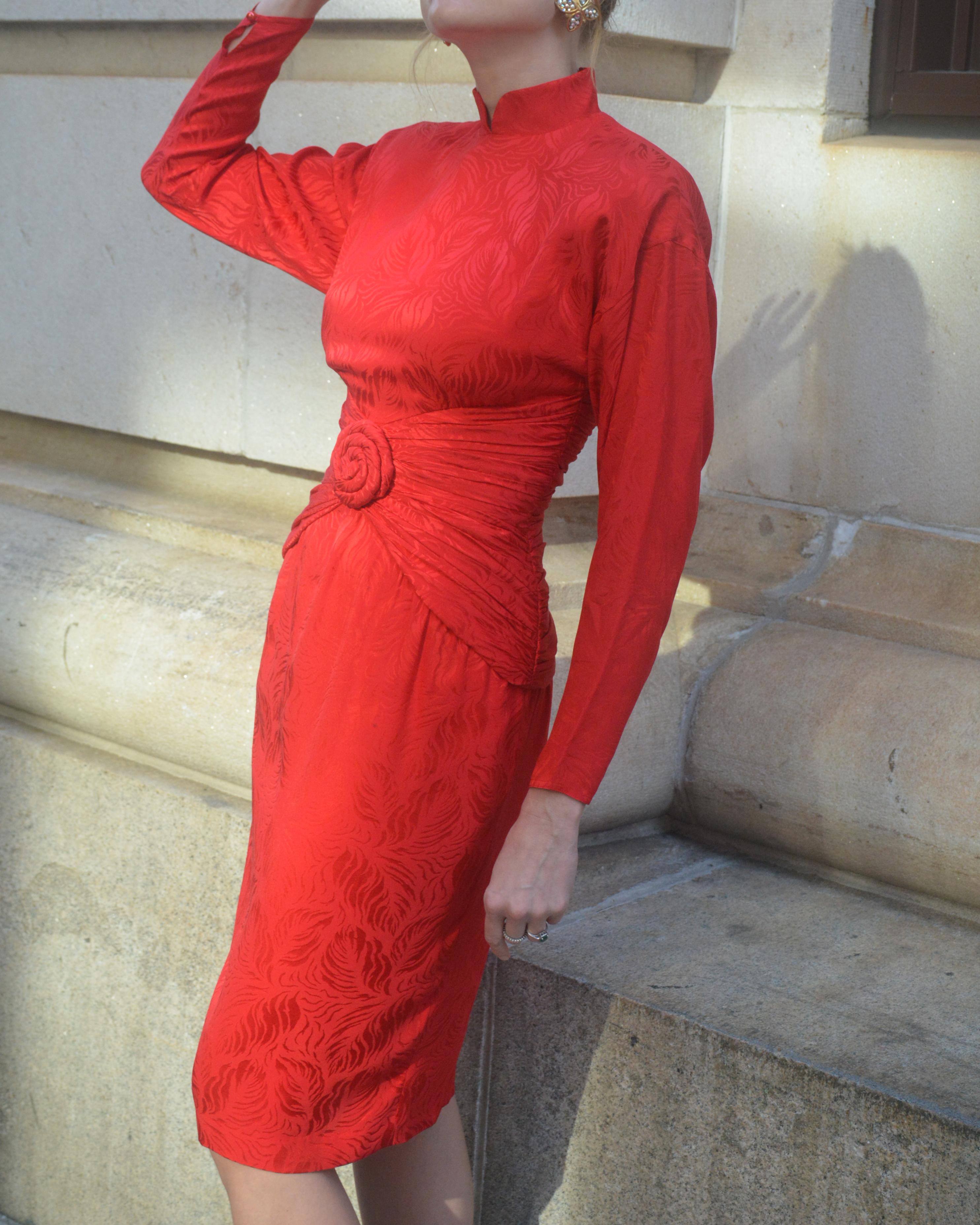Cette robe ondulée en soie inspirée des Cheongsams est d'une grande beauté. Confectionné dans les années 1980 par une marque new-yorkaise, ce modèle présente un haut col mandarin et une forme svelte grâce à des épaules tombantes et paddées,