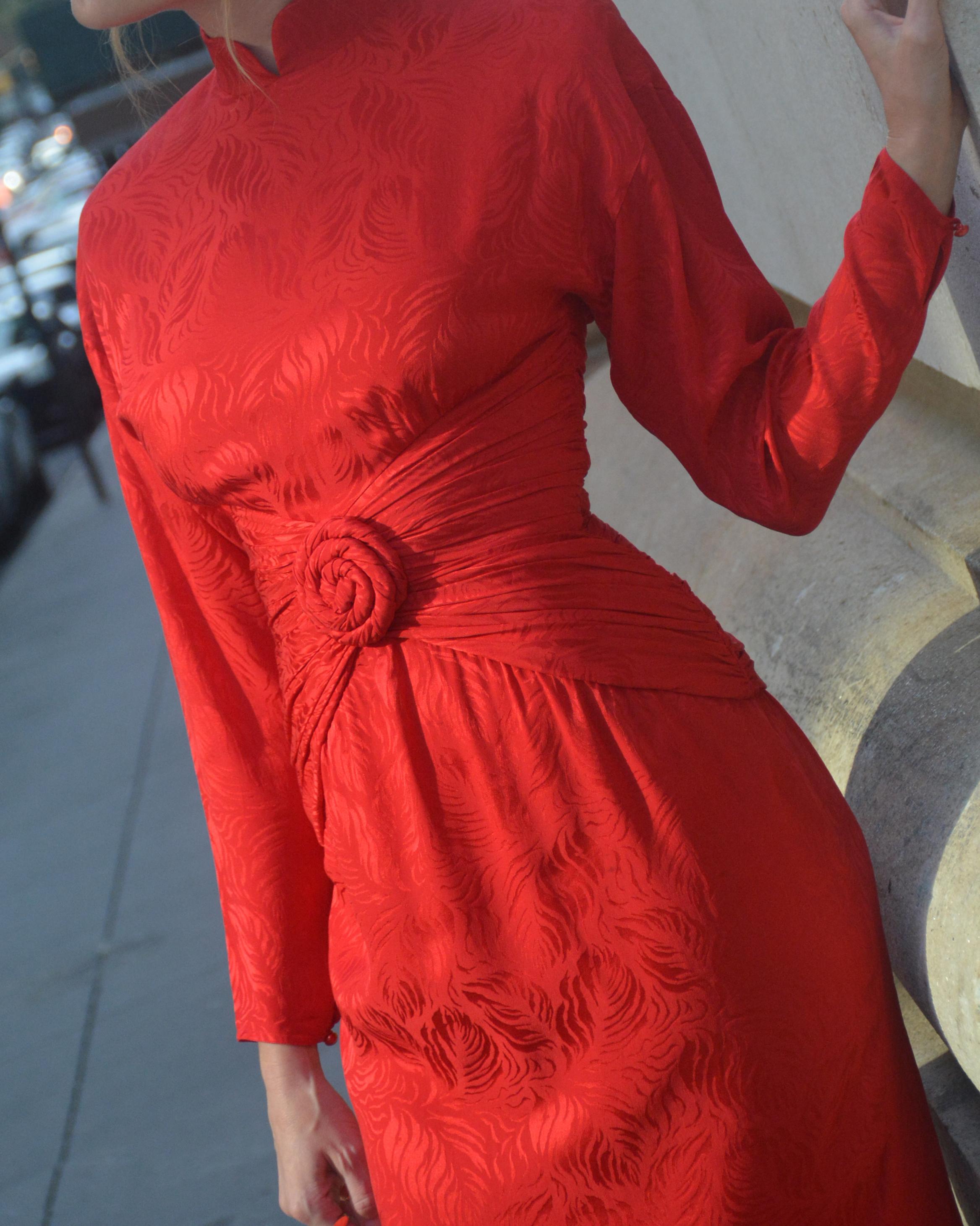 Robe à manches longues vintage en soie rouge Pour femmes en vente