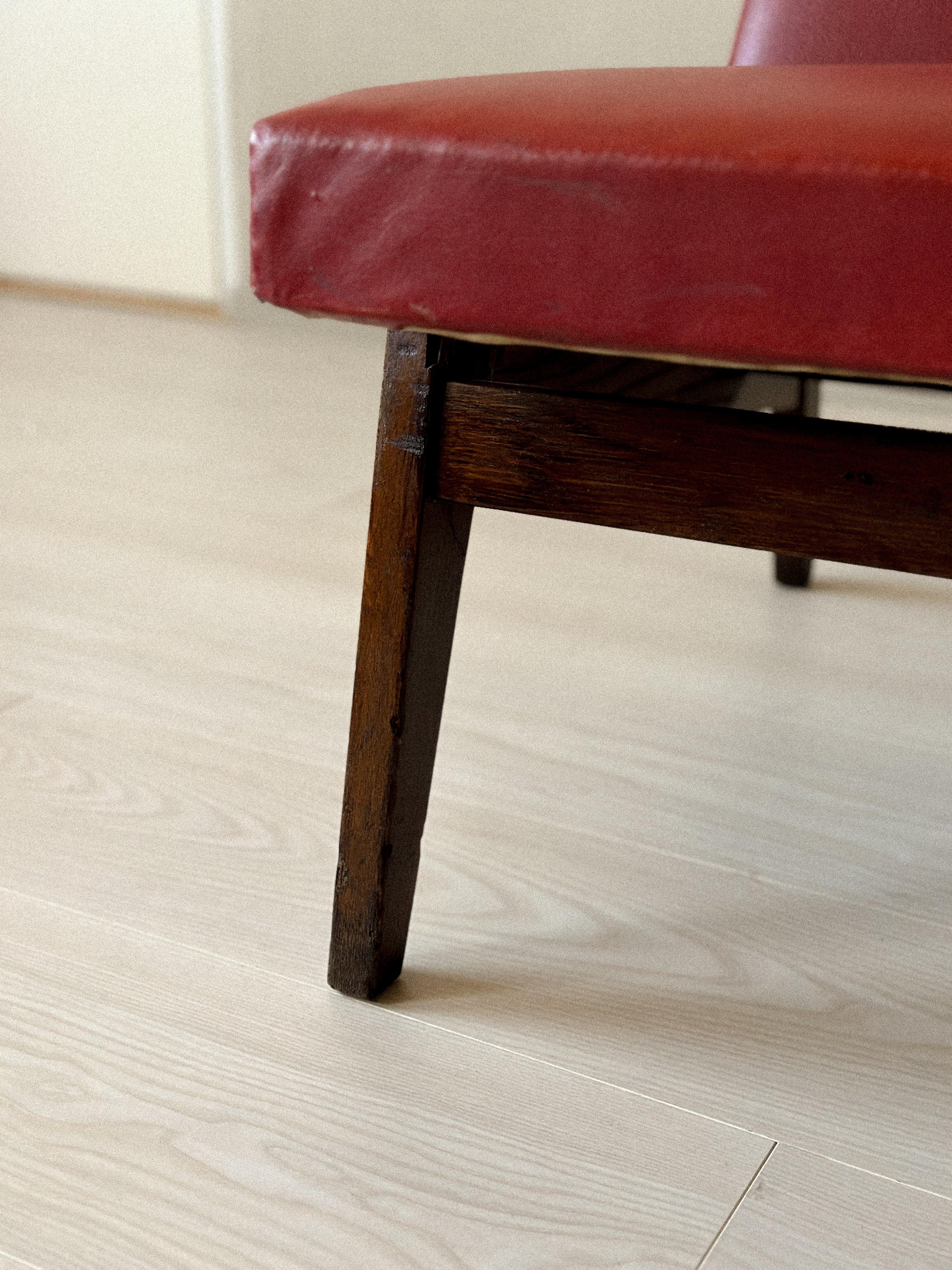Vintage Red Skai Settee in the Style of Pierre Jeanneret, 1950s en vente 4