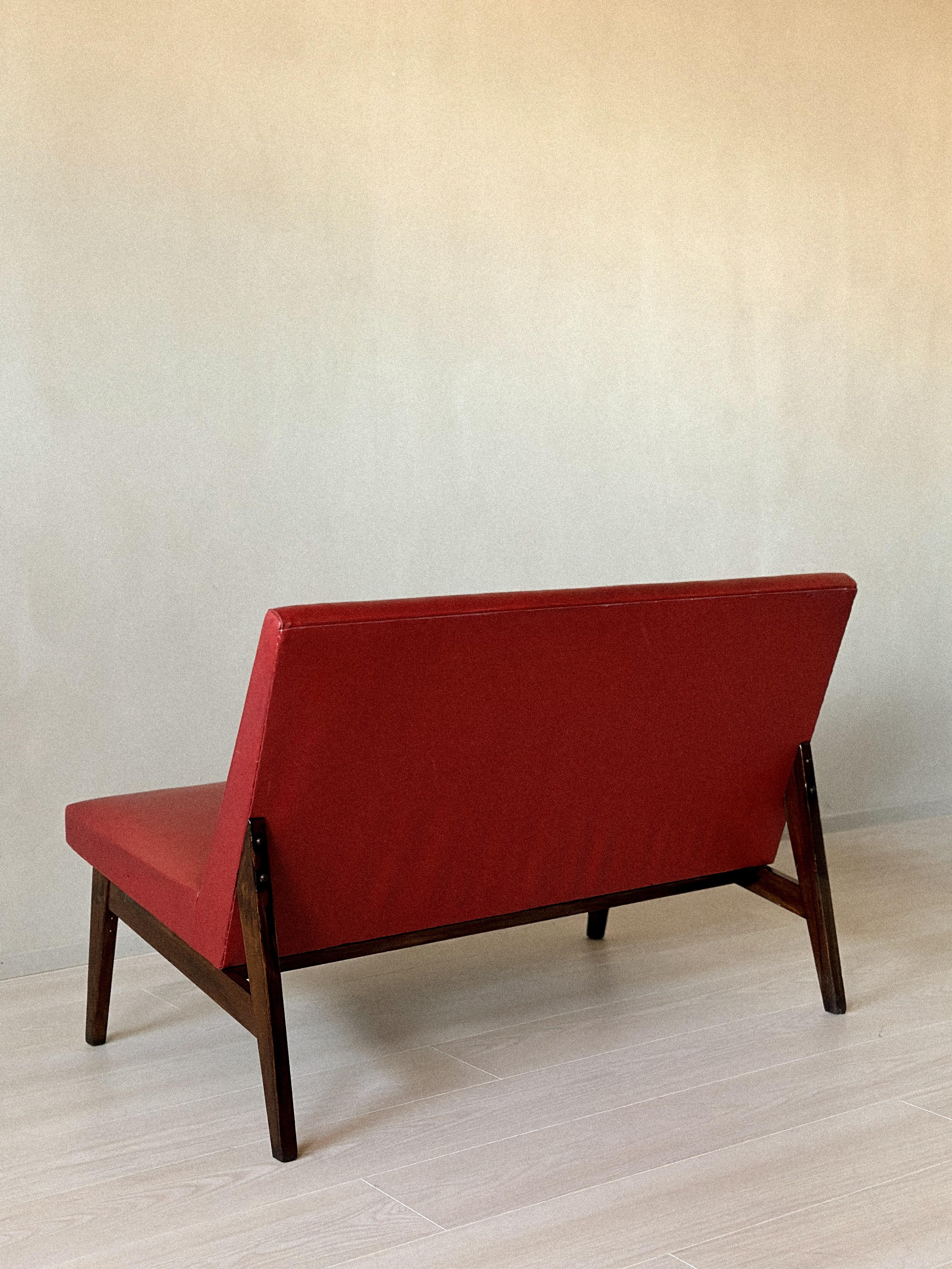 Vintage Red Skai Settee in the Style of Pierre Jeanneret, 1950s en vente 9