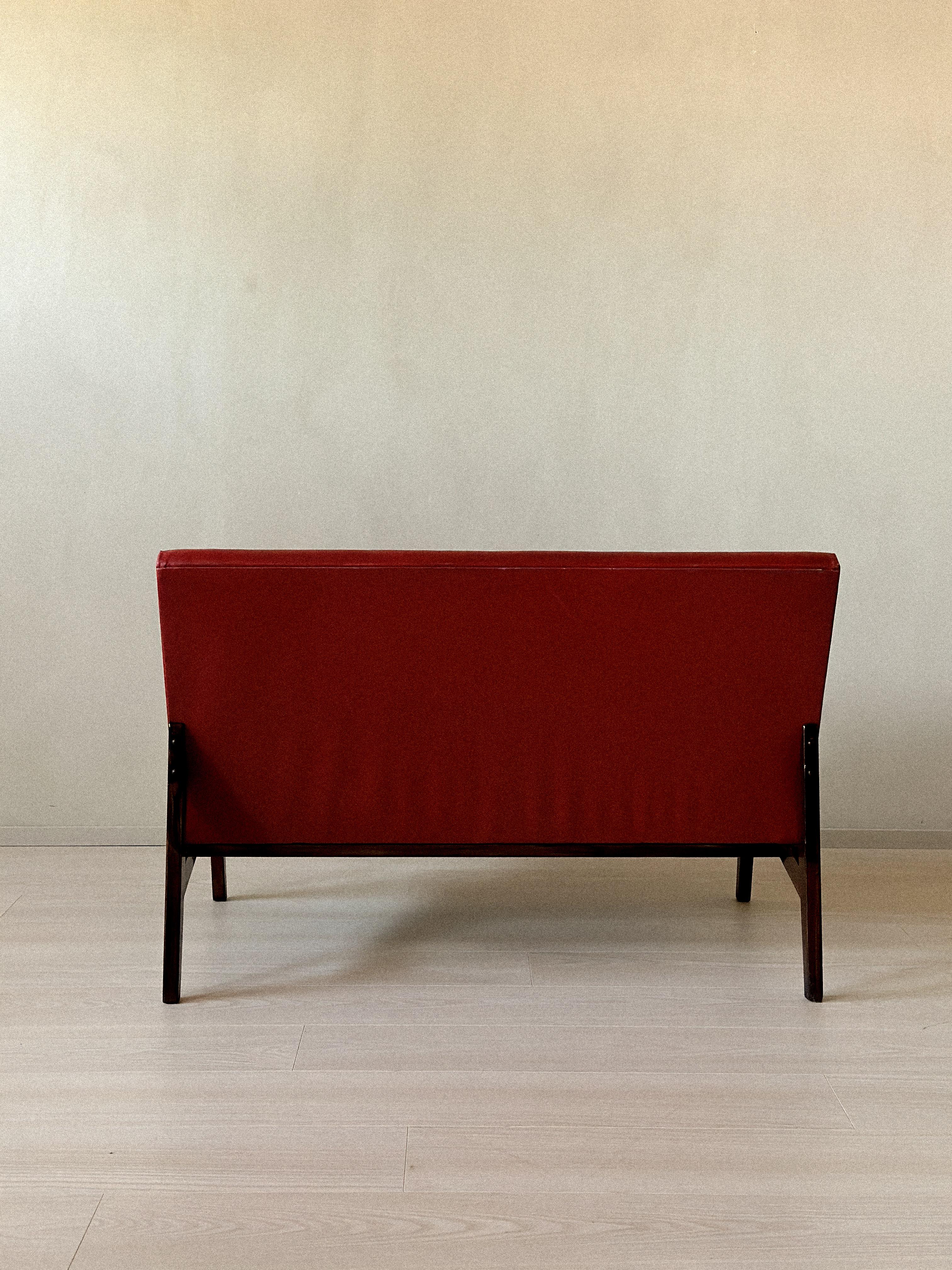 Vintage Red Skai Settee in the Style of Pierre Jeanneret, 1950s en vente 10