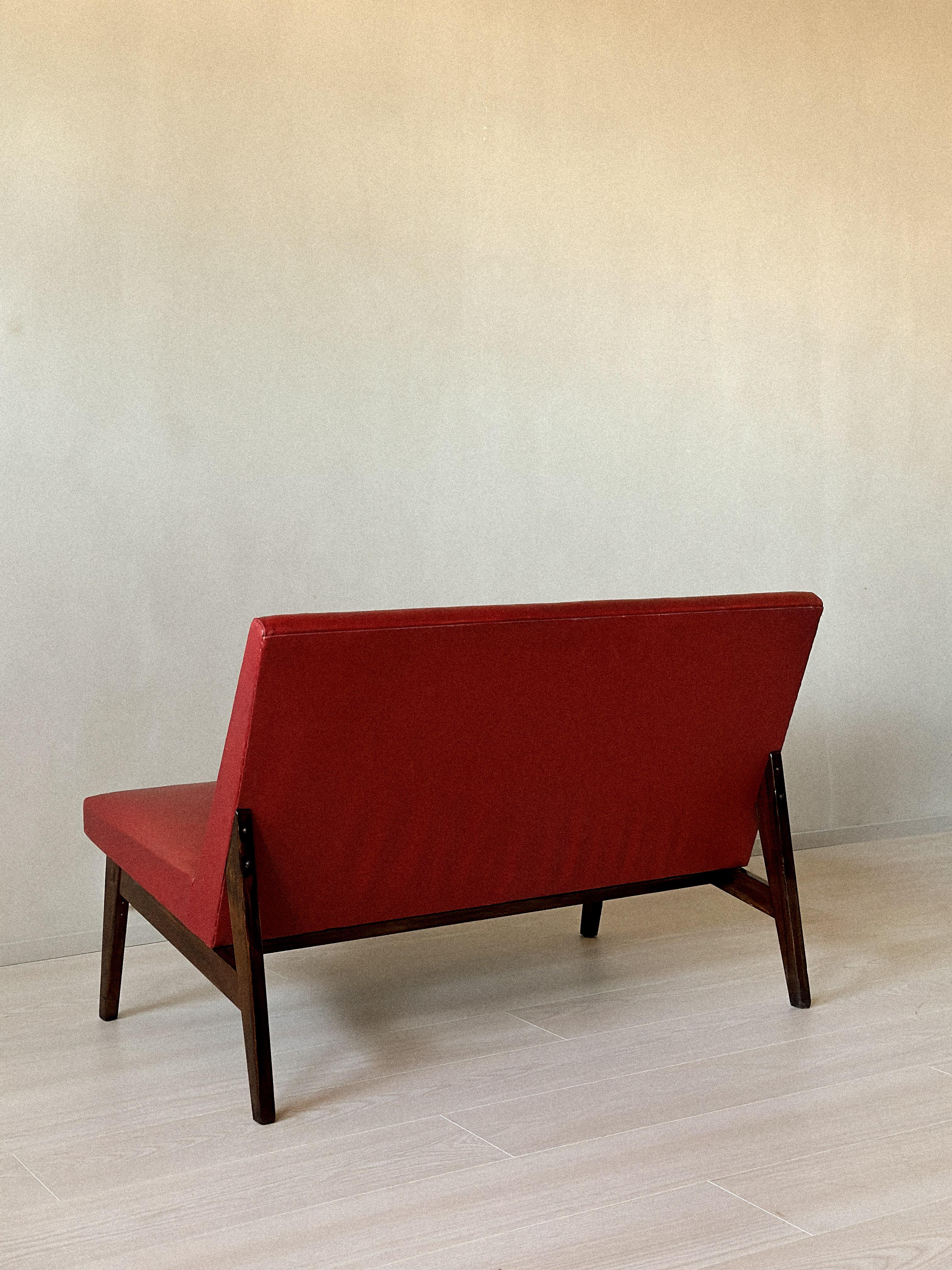 Mid-Century Modern Vintage Red Skai Settee in the Style of Pierre Jeanneret, 1950s en vente