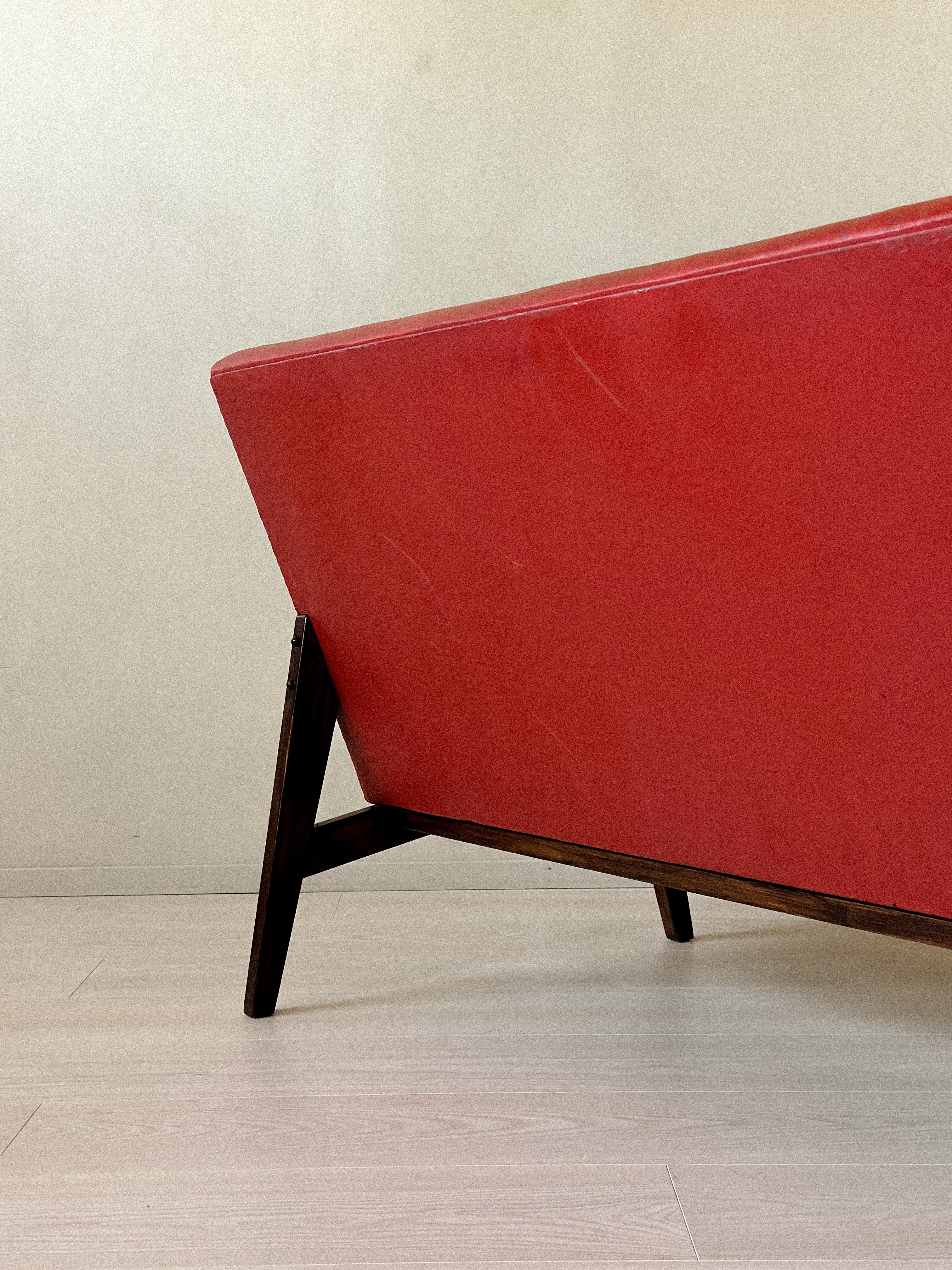 Norvégien Vintage Red Skai Settee in the Style of Pierre Jeanneret, 1950s en vente