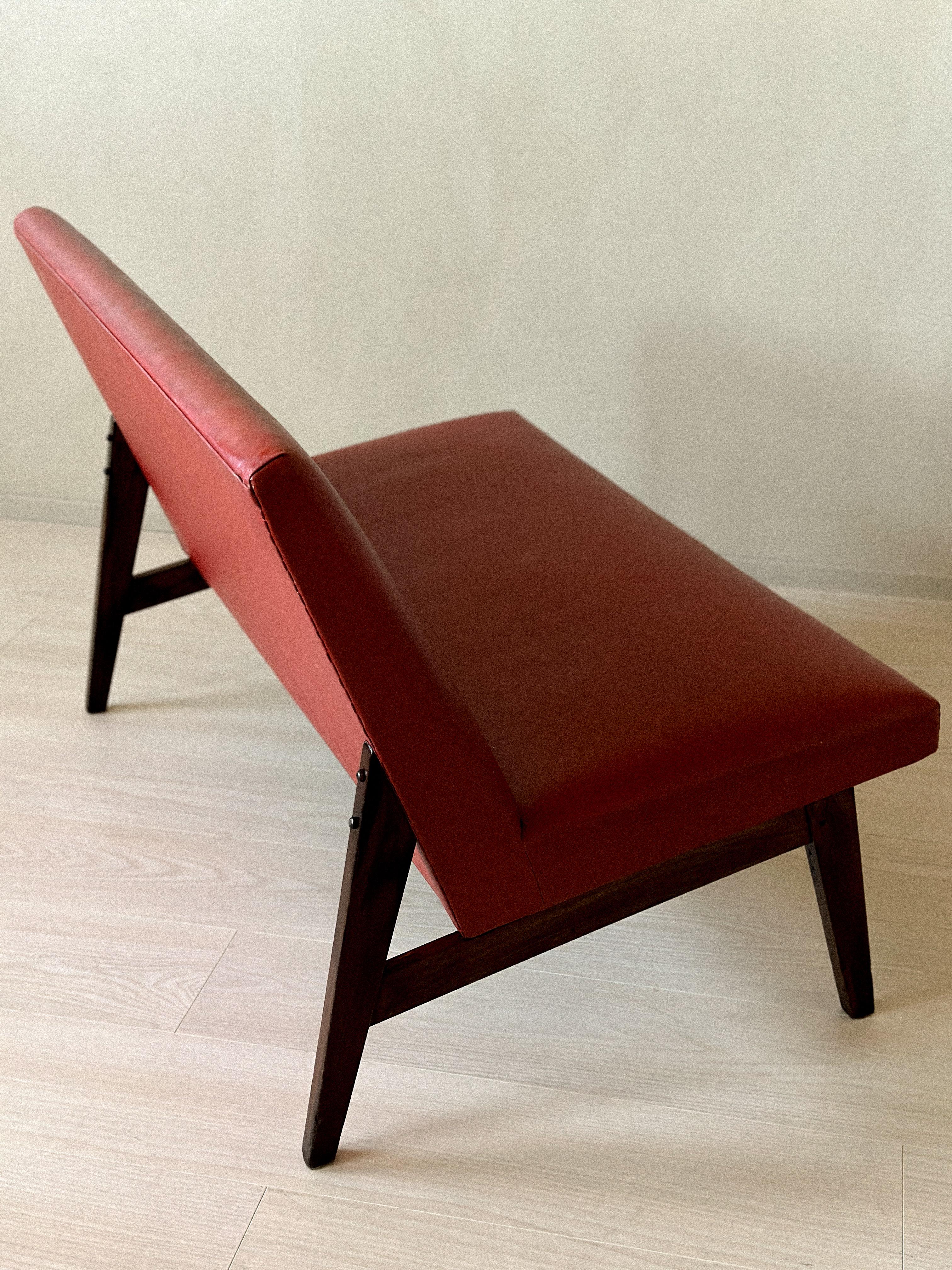 Vintage Red Skai Settee in the Style of Pierre Jeanneret, 1950s Bon état - En vente à Hønefoss, 30