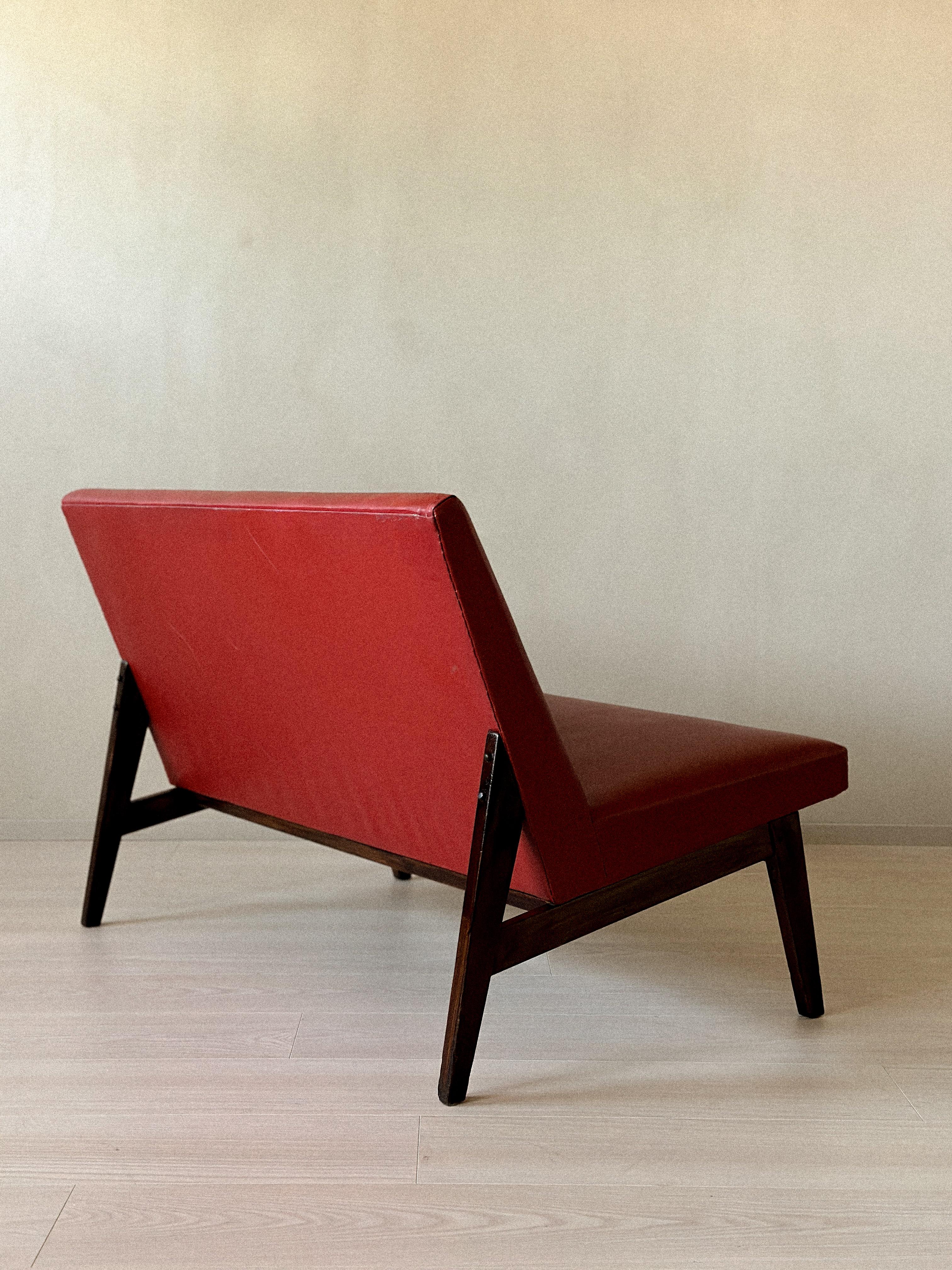 20ième siècle Vintage Red Skai Settee in the Style of Pierre Jeanneret, 1950s en vente