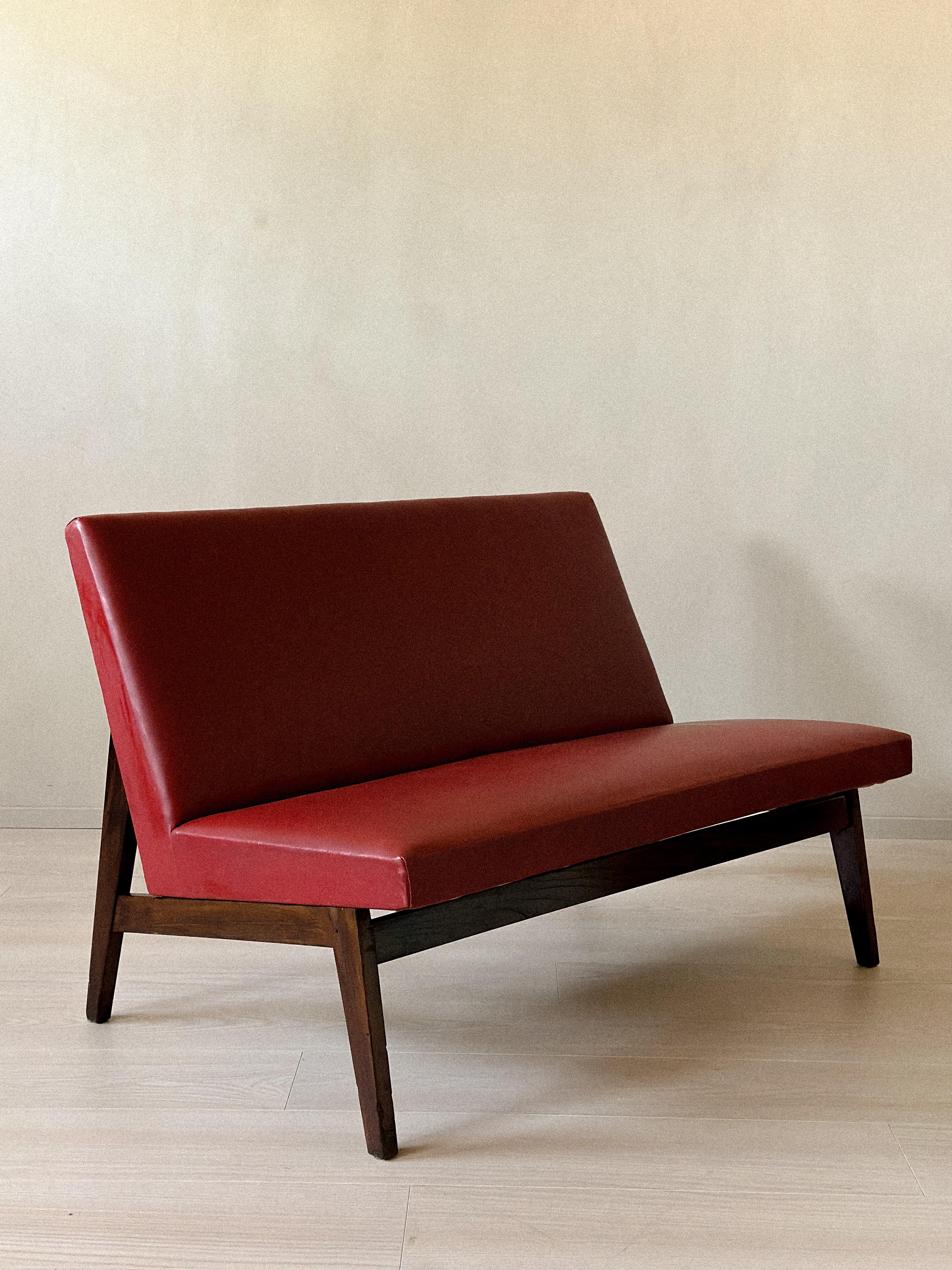 Imitation cuir Vintage Red Skai Settee in the Style of Pierre Jeanneret, 1950s en vente
