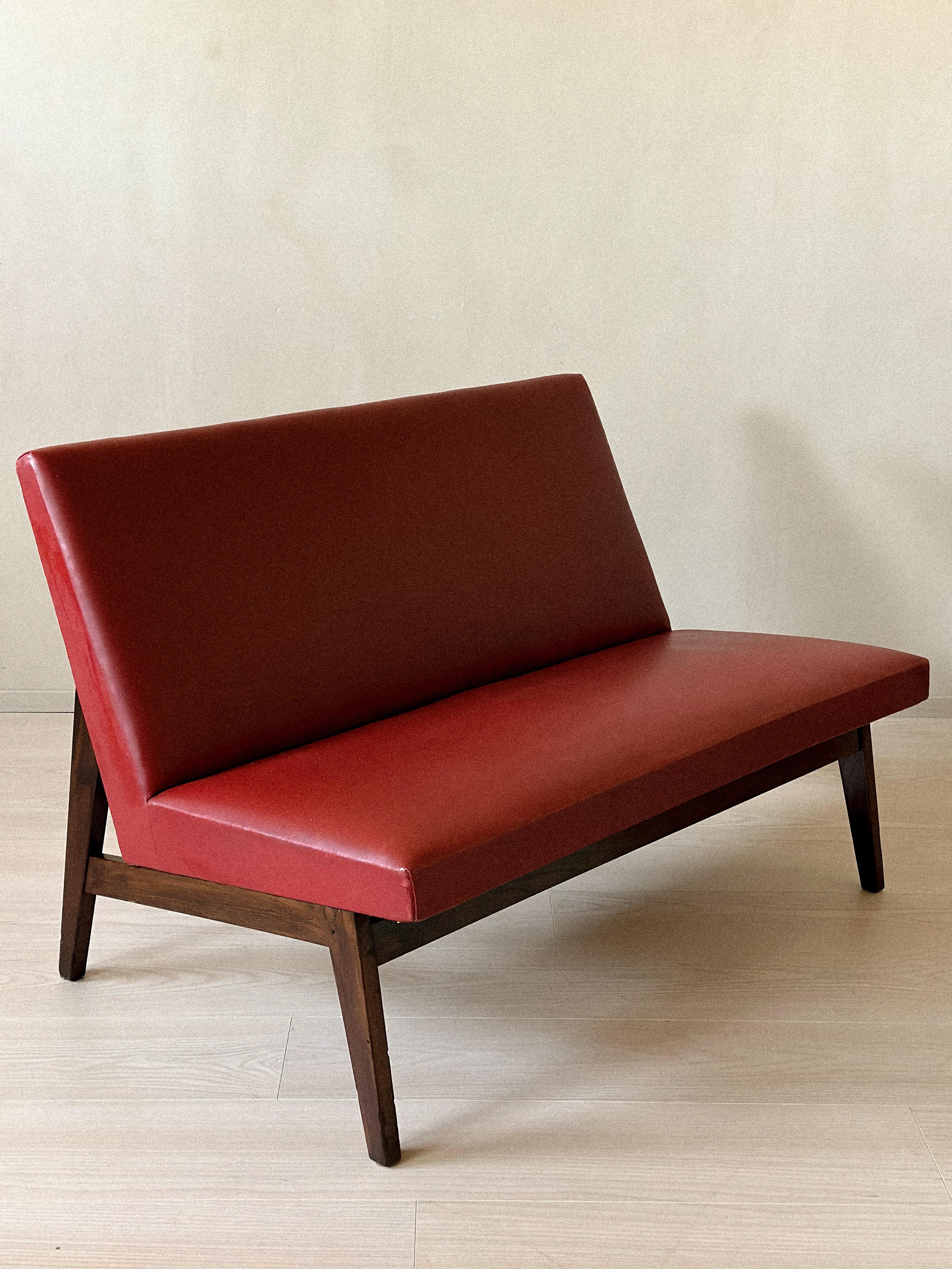 Vintage Red Skai Settee in the Style of Pierre Jeanneret, 1950s en vente 1