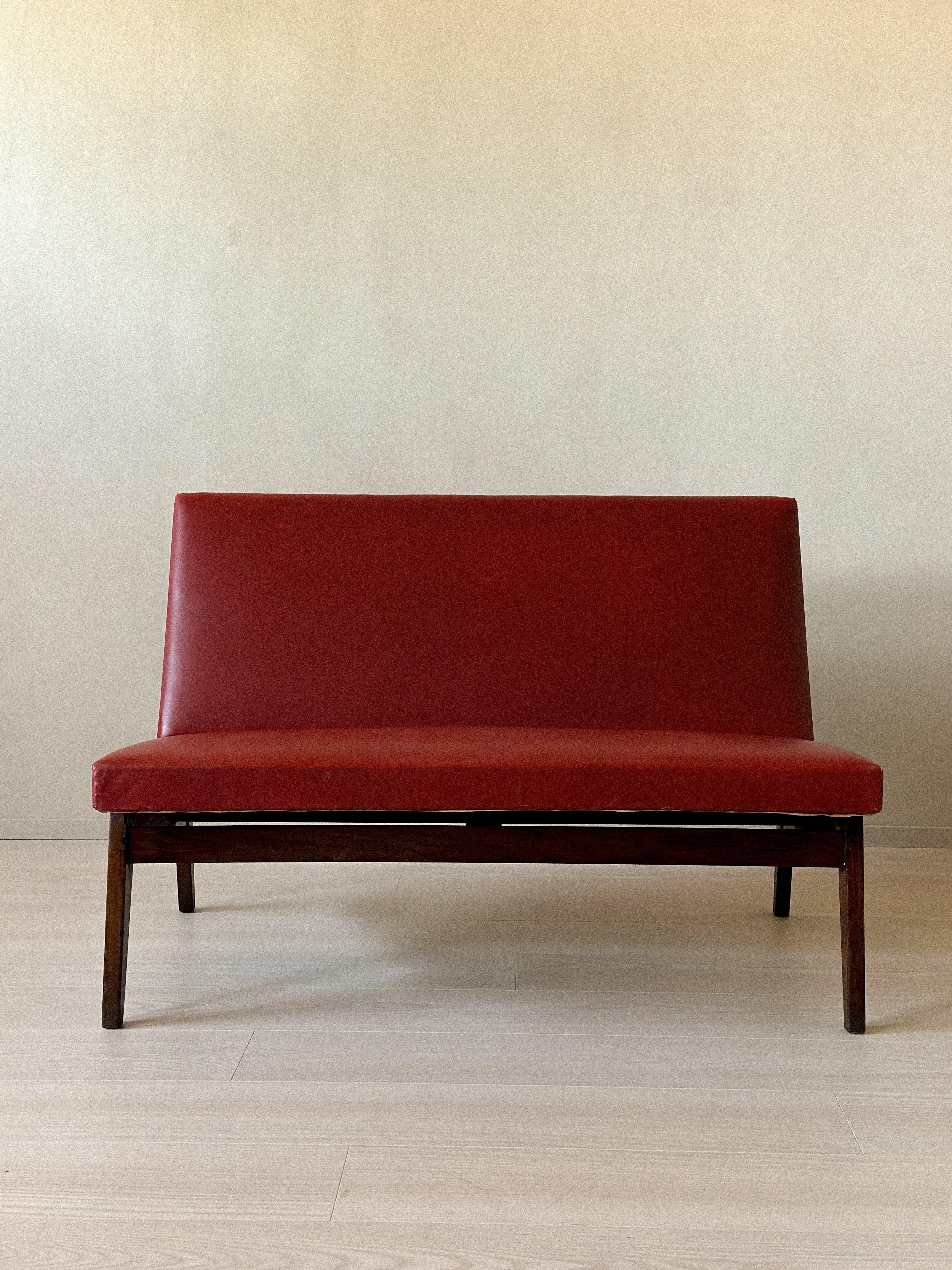 Vintage Red Skai Settee in the Style of Pierre Jeanneret, 1950s en vente 2