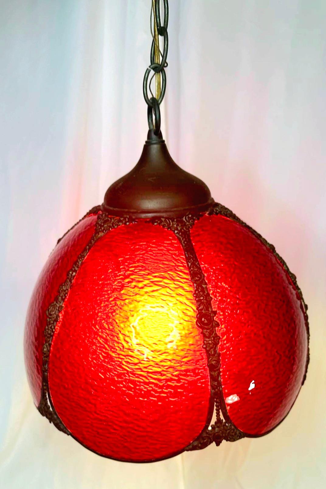 Vintage Rot Schlacke Glas Tulpe Anhänger  (Marmoriertes Glas) im Angebot