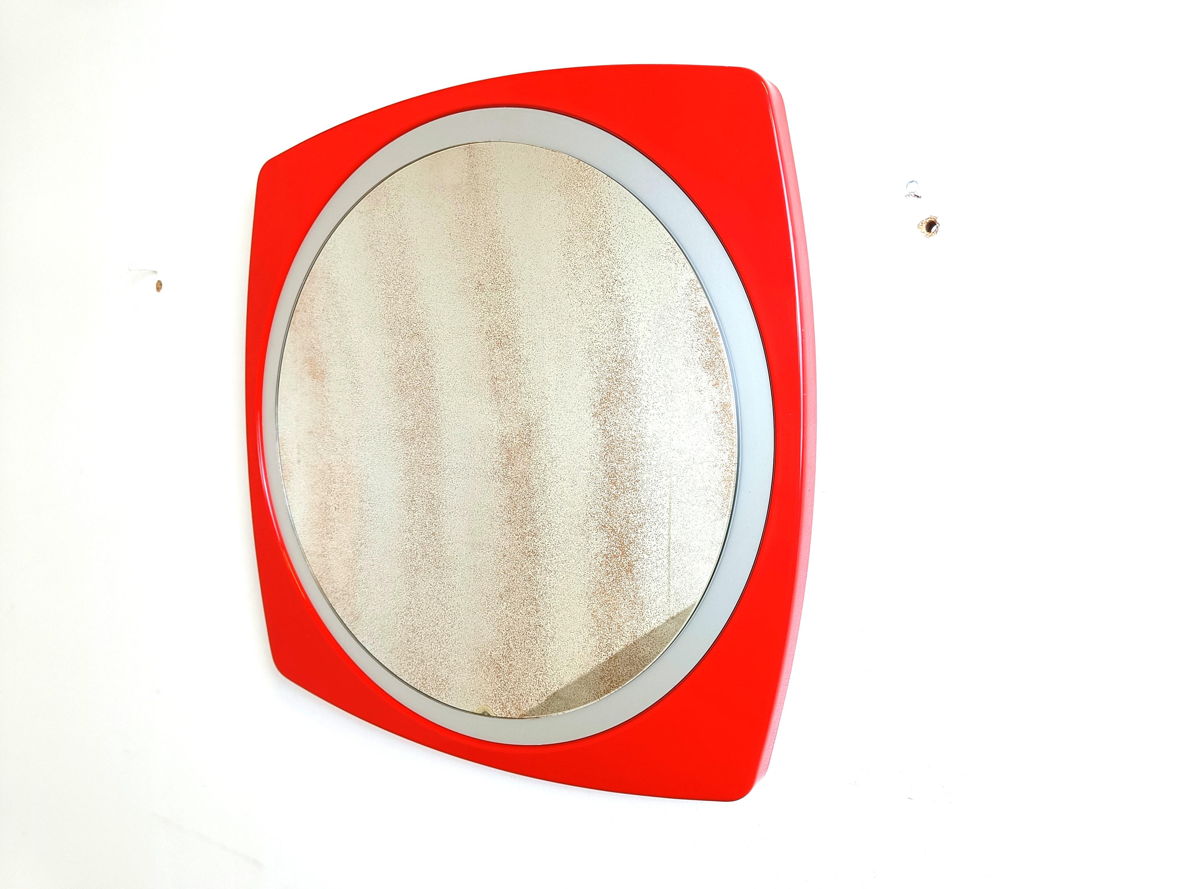 Miroir de l'ère spatiale avec un miroir patiné et un cadre en plastique rouge.

Années 1970 - Belgique

Dimensions :
Diamètre : 60cm/23.62