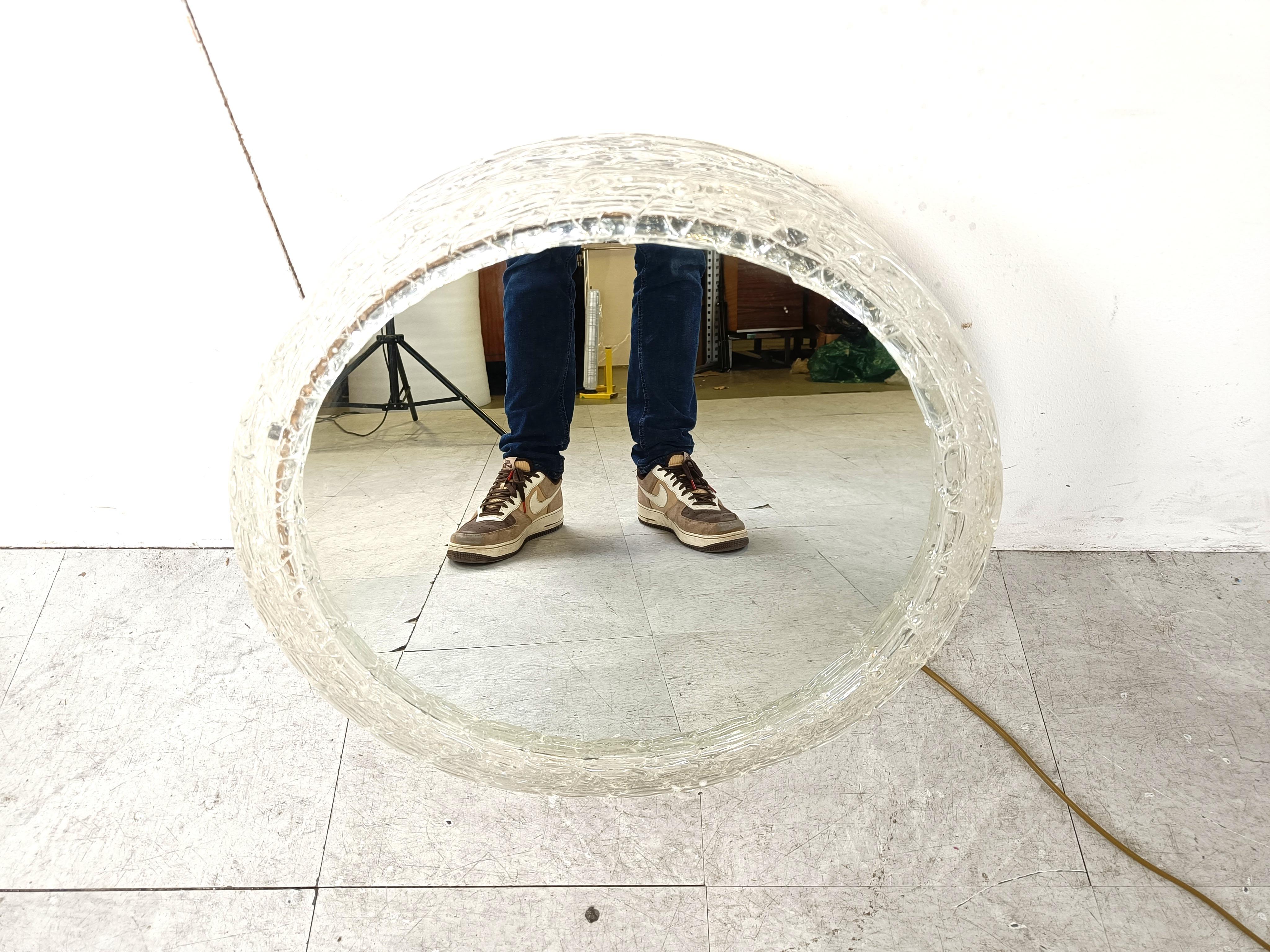 Hinterleuchteter Vintage-Spiegel mit Acrylrahmen und rundem Spiegelglas, hergestellt in Deutschland in den 1970er Jahren.

Geprüft und einsatzbereit.

Sehr begehrter Vintage-Spiegel.

1970er Jahre - Deutschland

Abmessungen:
Durchmesser: 50cm

Ref.:
