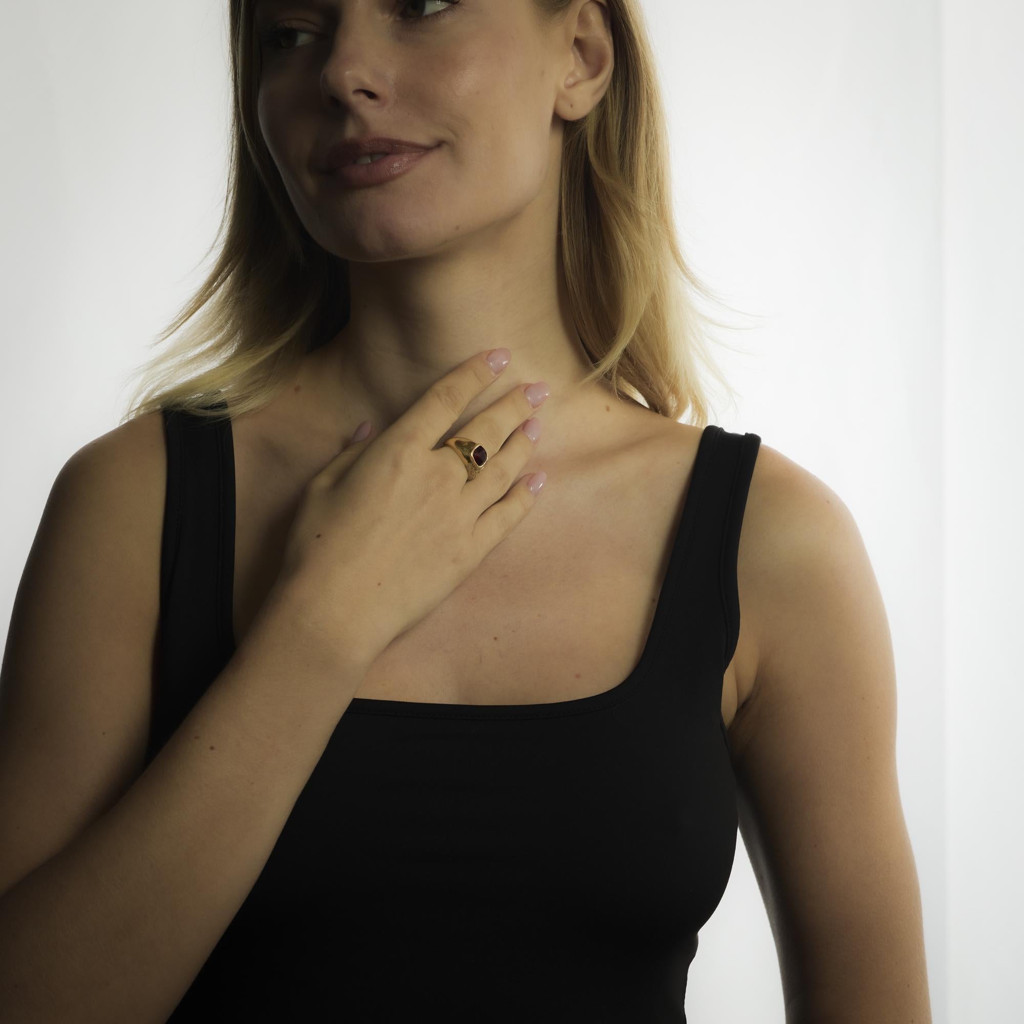 Ein kühner Vintage-Ring aus den 1980er Jahren mit einem roten Spinell im Kissenschliff von 3,50 Karat, akzentuiert durch funkelnde alte europäische Diamanten und Diamanten im Einzelschliff in reichem 18-karätigem Gelbgold.