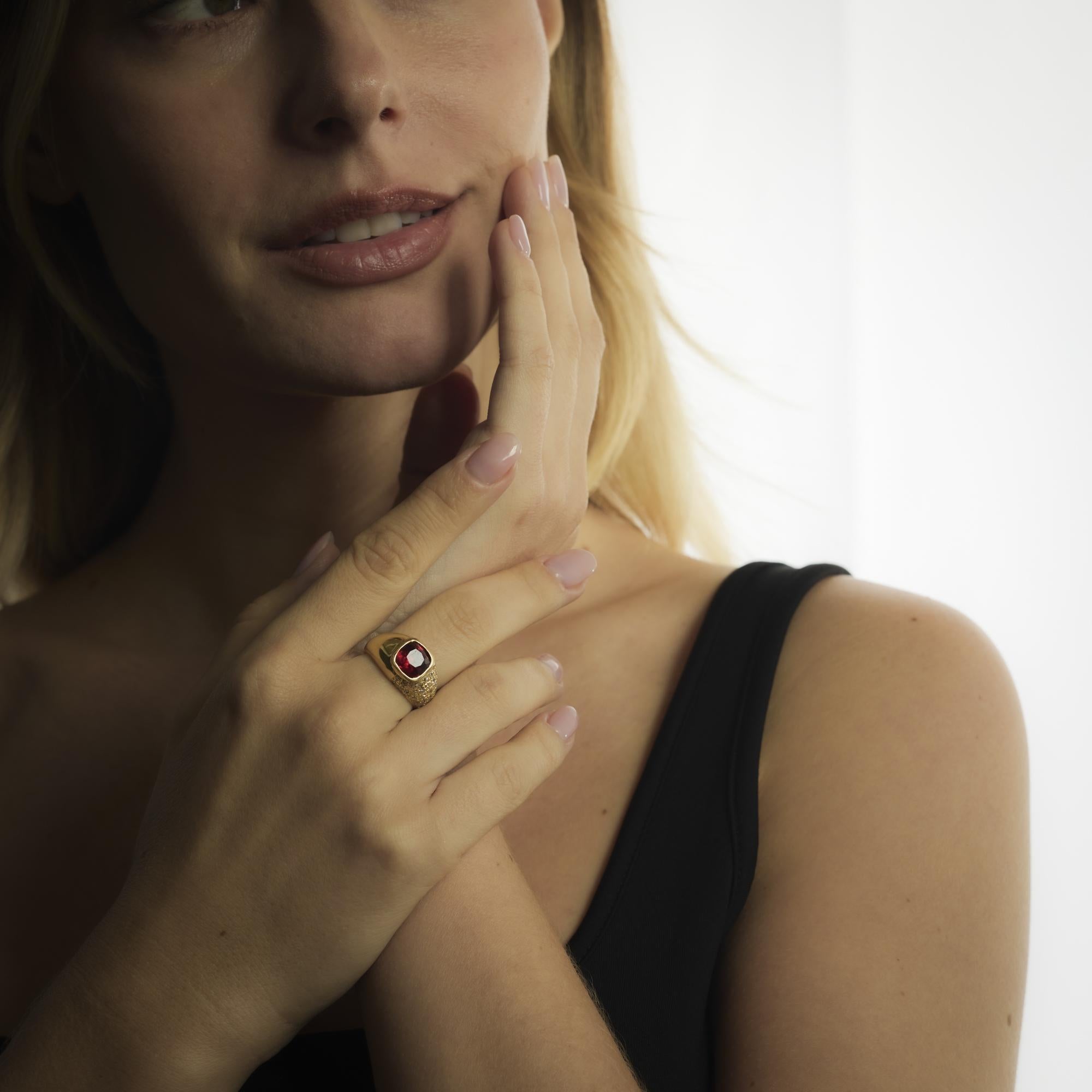 Cocktailring mit rotem Spinell und Diamant aus 18k Gelbgold (Kissenschliff) im Angebot