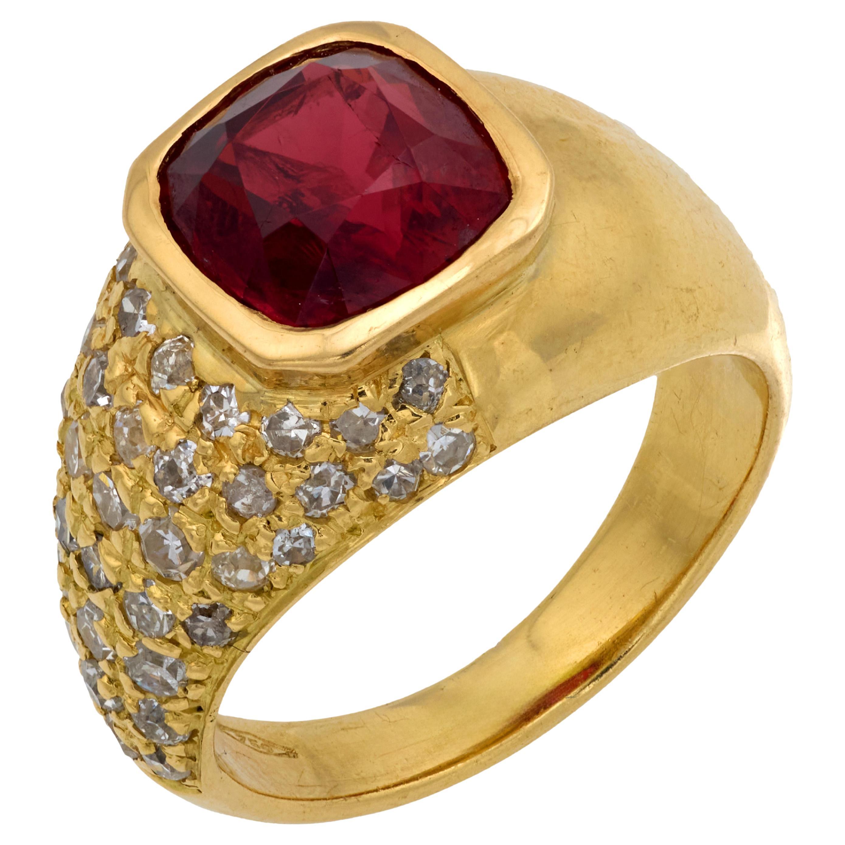 Cocktailring mit rotem Spinell und Diamant aus 18k Gelbgold