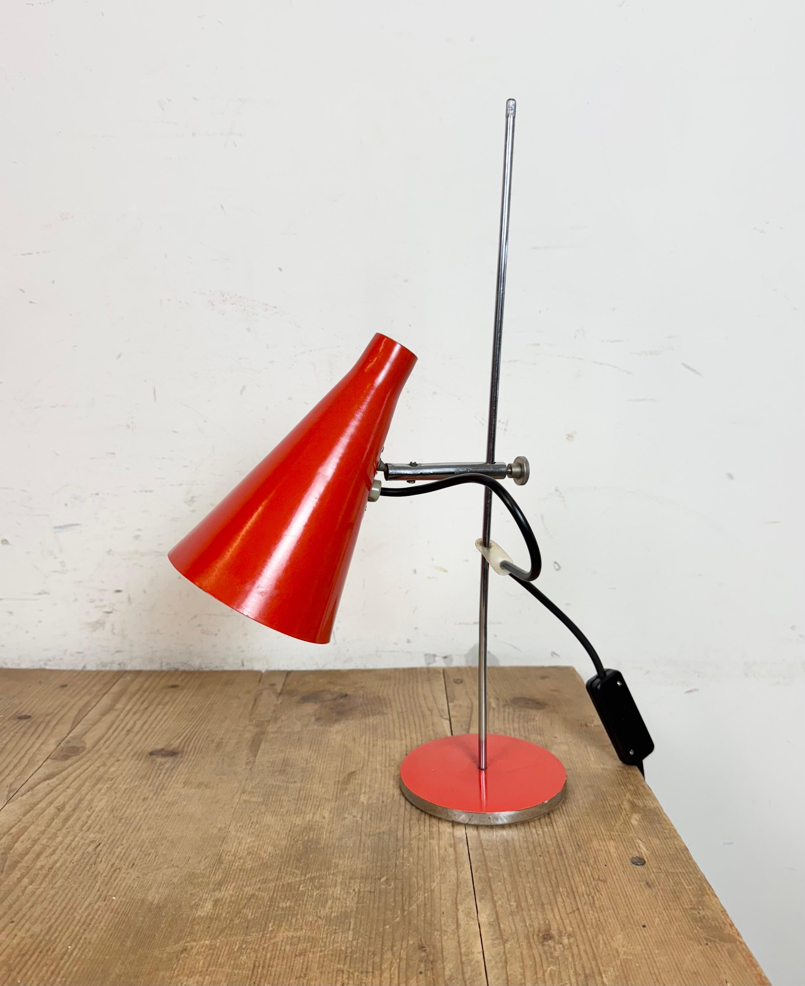 Lámpara de mesa roja vintage , años 70 Industrial en venta