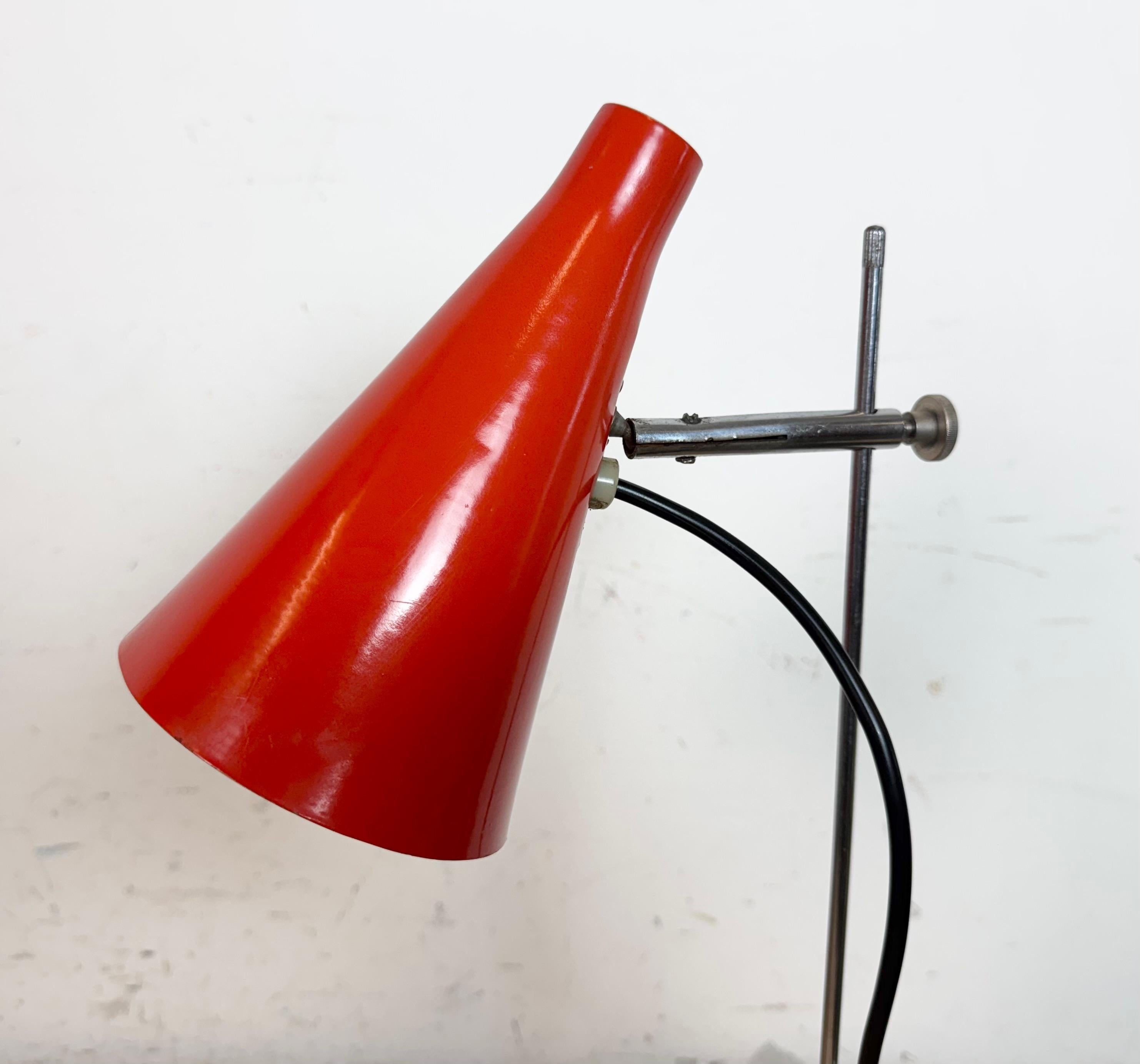 Lámpara de mesa roja vintage , años 70 Checo en venta
