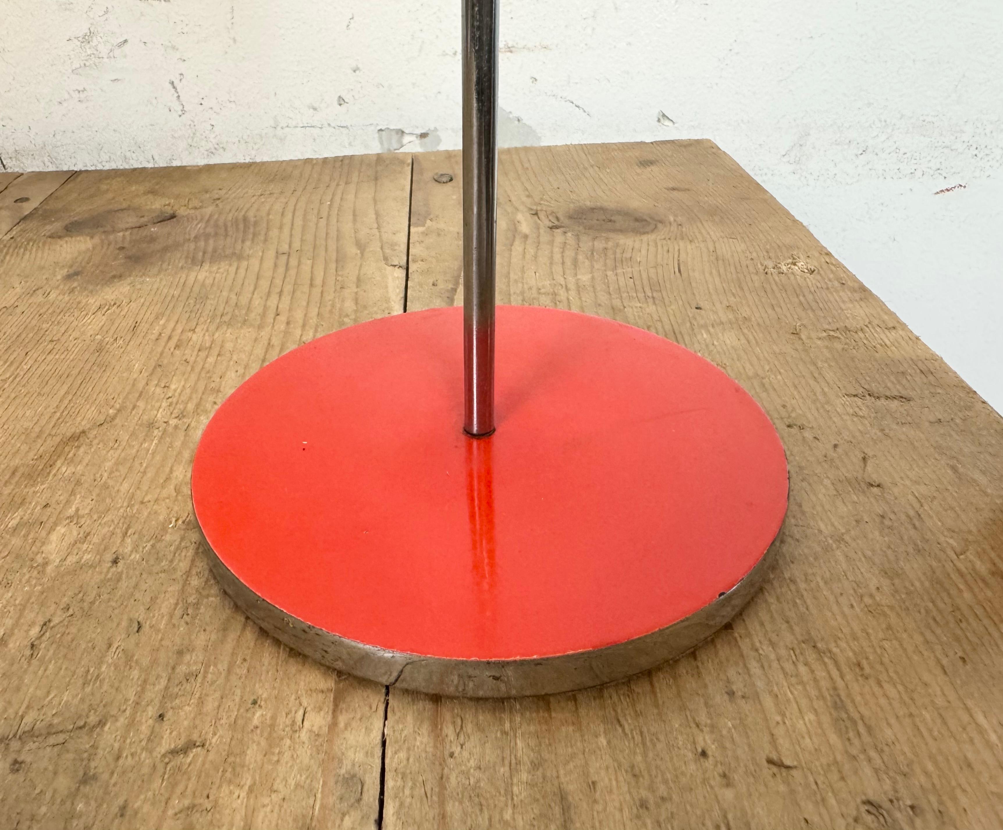 Lámpara de mesa roja vintage , años 70 en Bueno estado para la venta en Kojetice, CZ