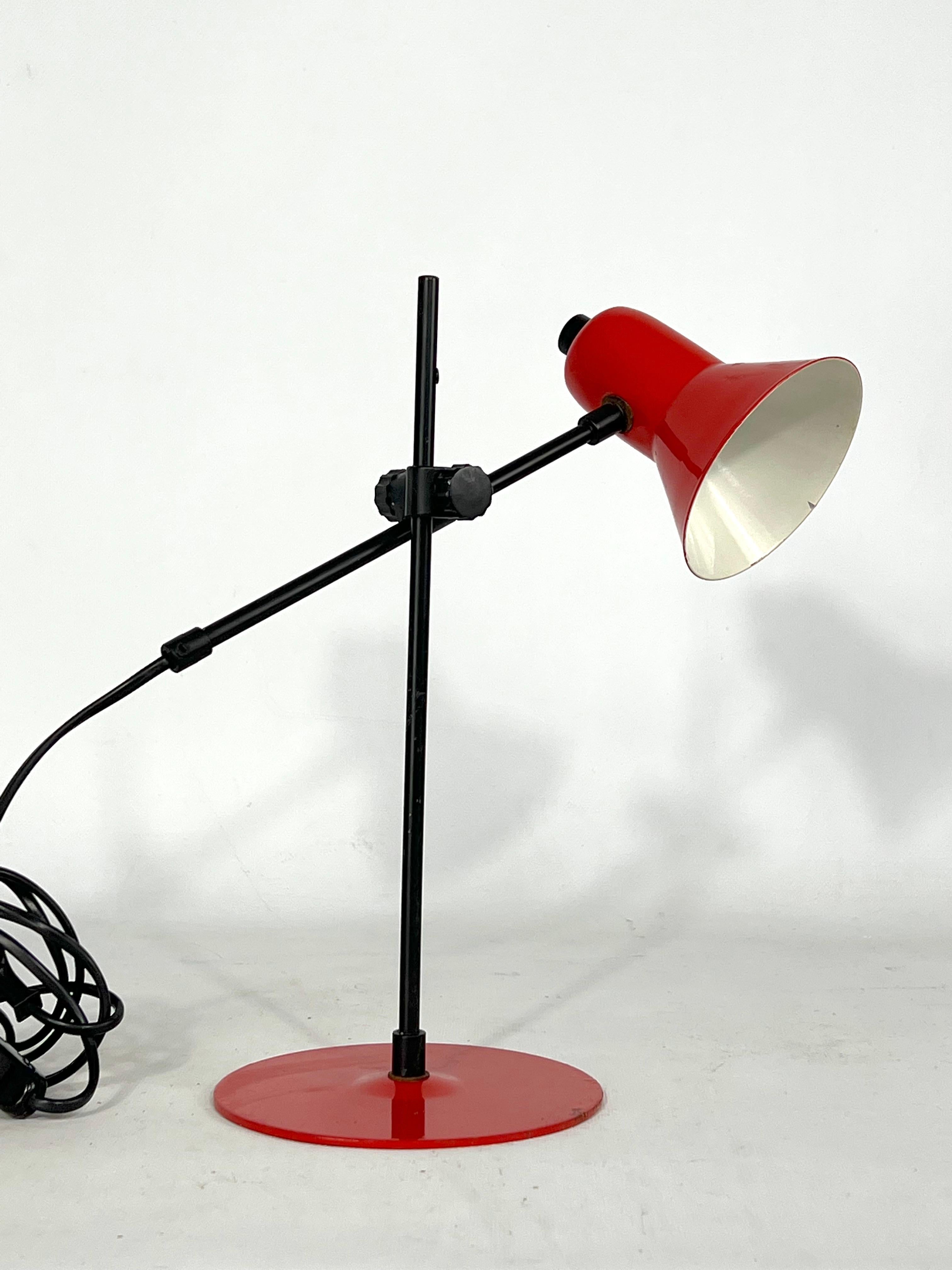 Mid-Century Modern Lampe de bureau rouge vintage par Veneta Lumi, Italie, années 1970 en vente