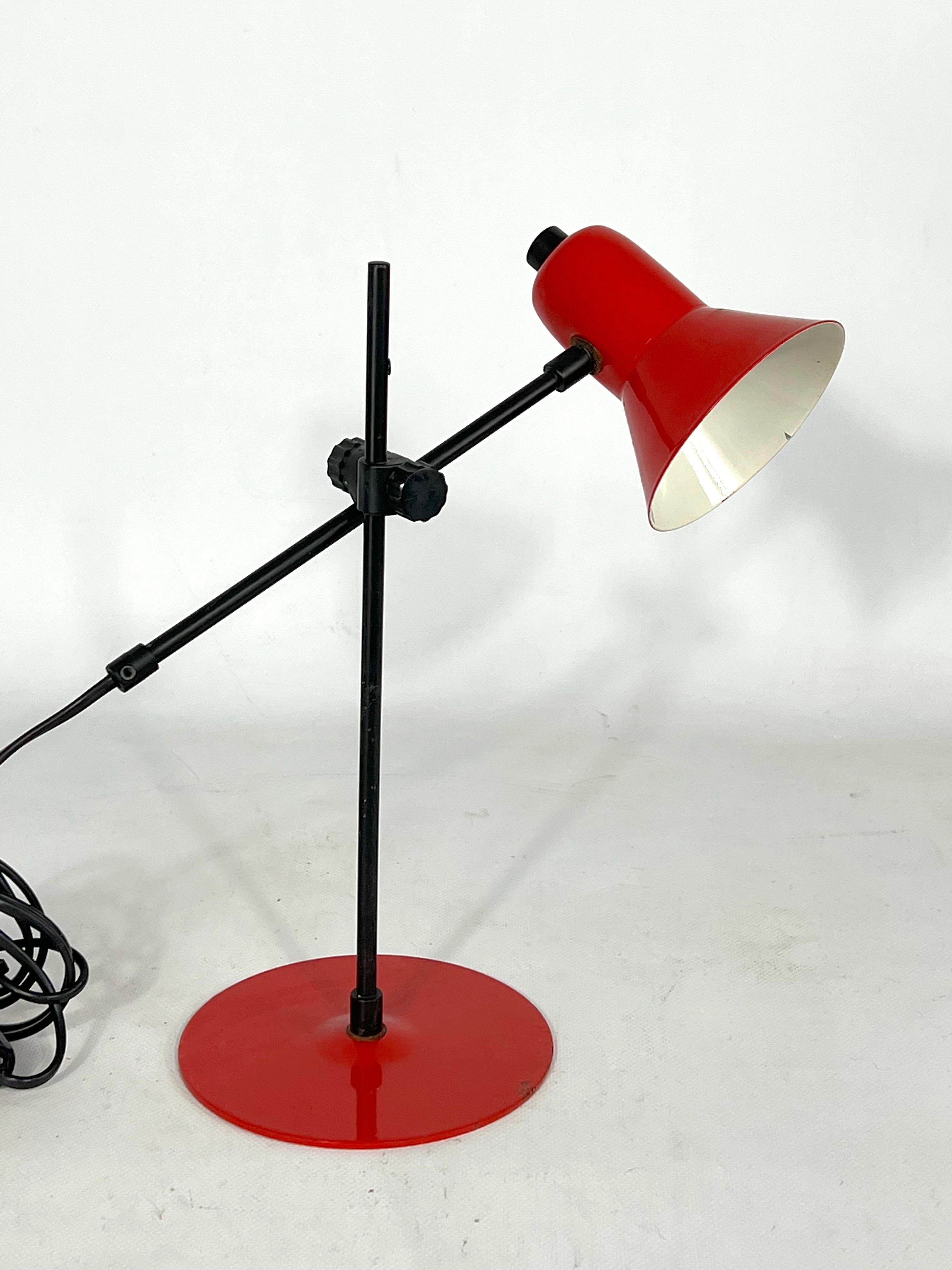 italien Lampe de bureau rouge vintage par Veneta Lumi, Italie, années 1970 en vente