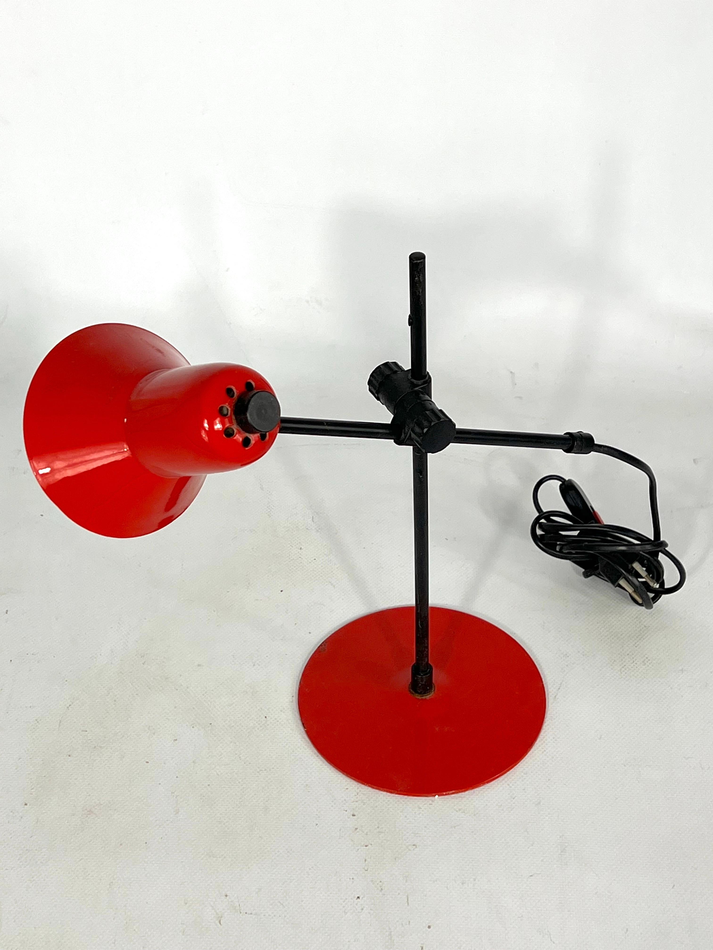 20ième siècle Lampe de bureau rouge vintage par Veneta Lumi, Italie, années 1970 en vente