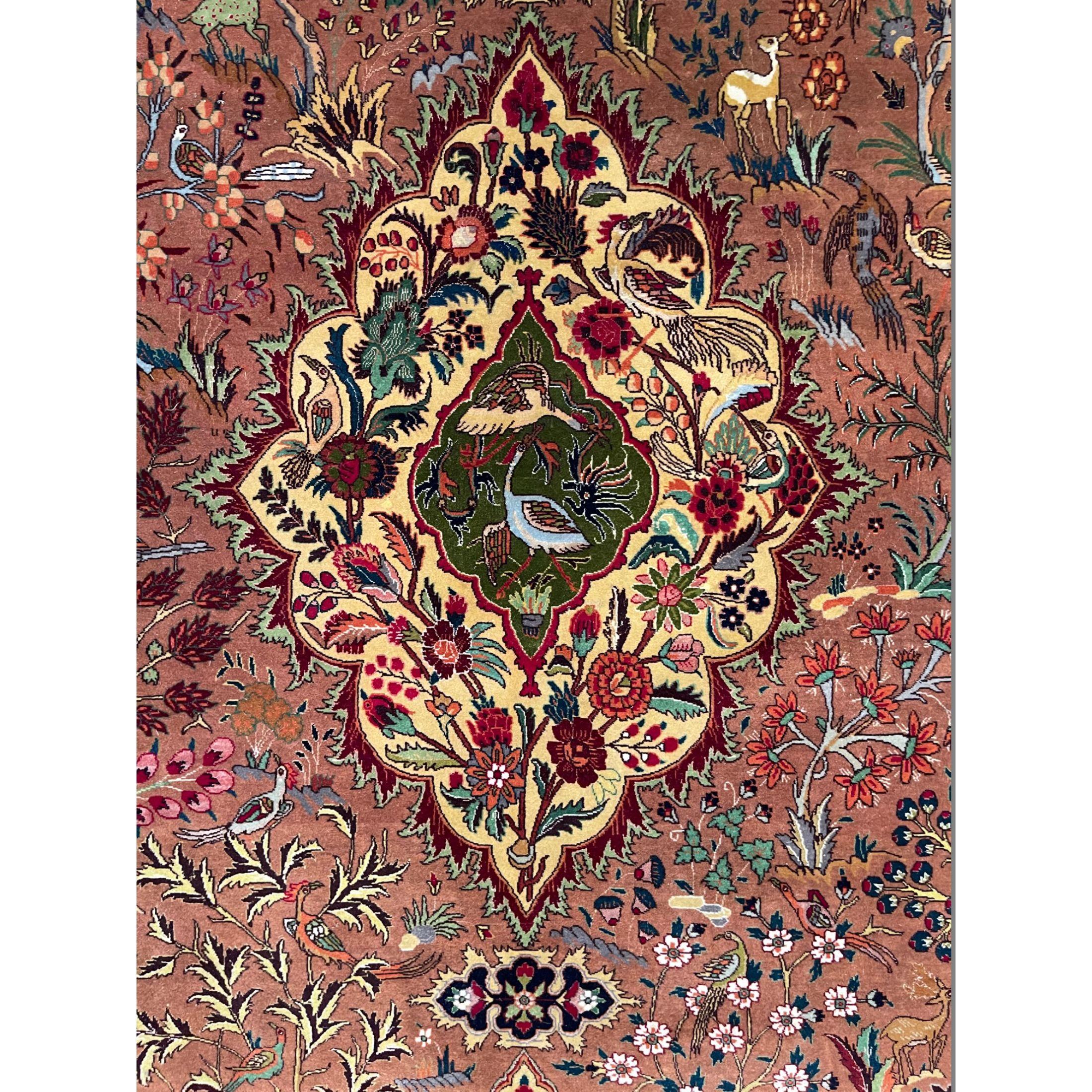 Antike Täbriz-Teppiche zeichnen sich durch ihre exzellente Knüpfung und ihre bemerkenswerte Beibehaltung der klassischen Traditionen des antiken persischen Teppichdesigns aus. Sie lassen sich jedoch weder durch ein bestimmtes Muster noch durch ihre