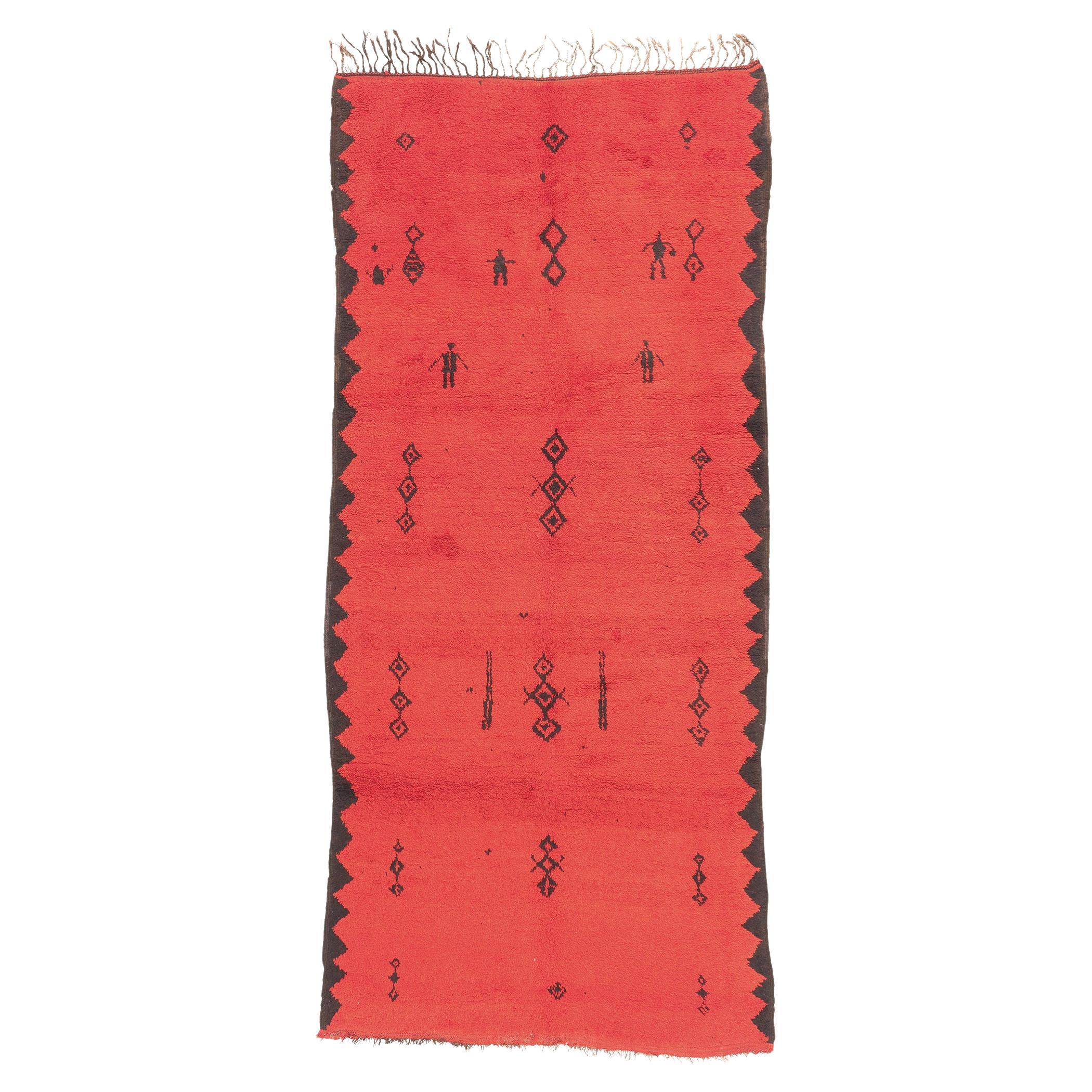 Tapis marocain rouge Taznakht rencontre l'enchantement tribal du milieu du siècle dernier