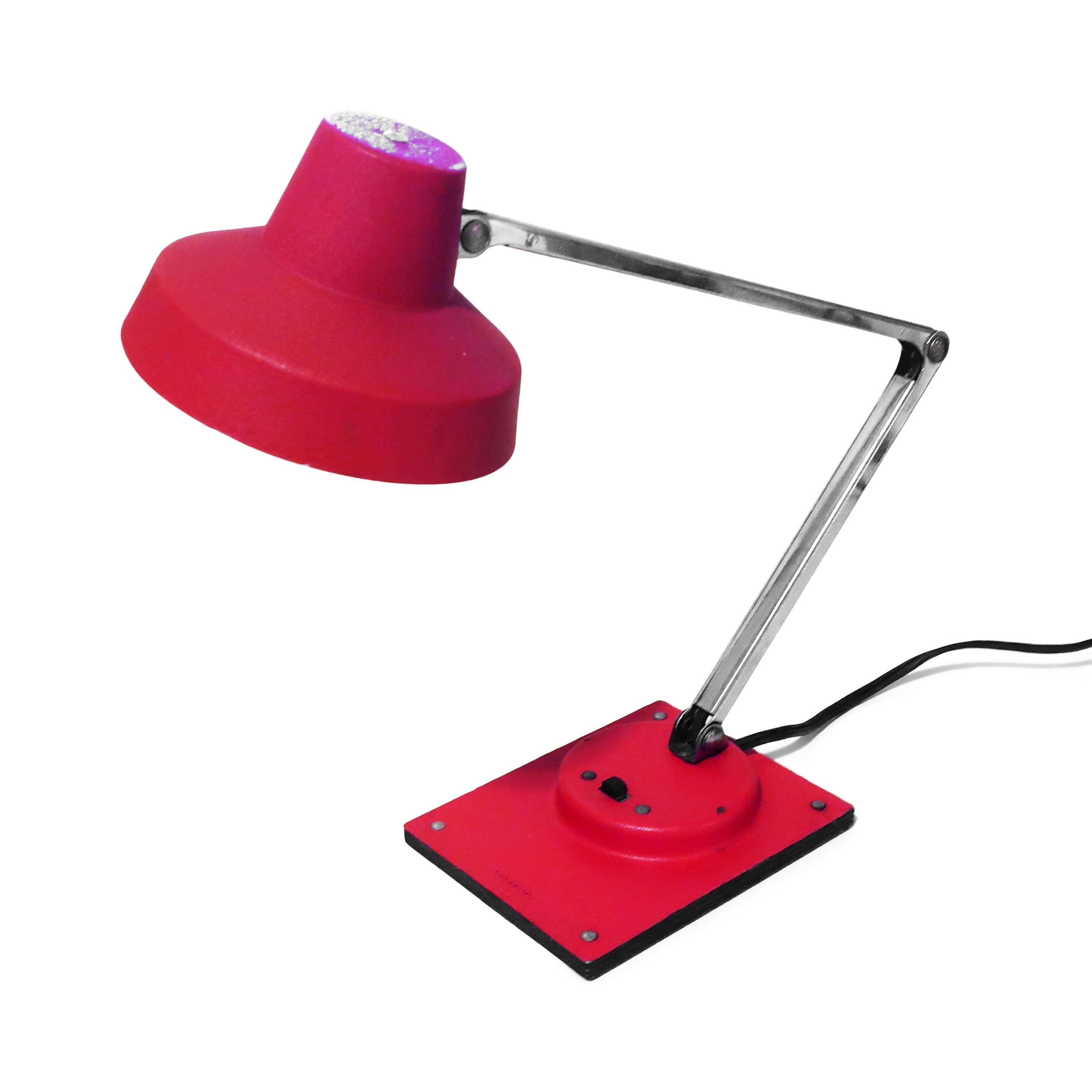 A perfect mid-century modern Tensor IL 400 articulating desk lamp.  Red textured base and shade, chrome stem, and switch on the base.  In good vintage condition.

4