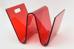 Zweiteiliger italienischer Zeitschriftenständer und -regal aus rotem Lucite und Chrom