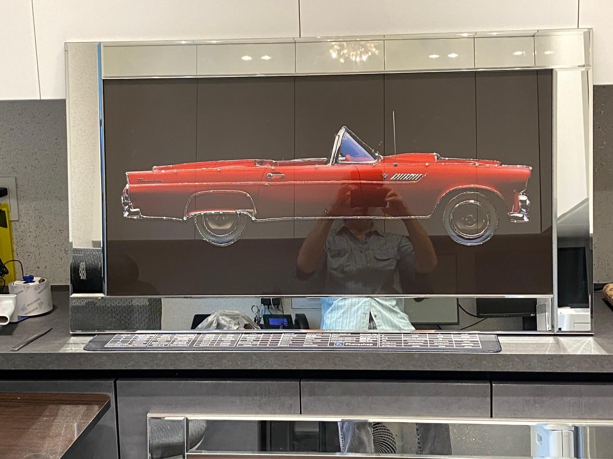 Vieux Thunderbird rouge embelli dans un cadre miroir personnalisé