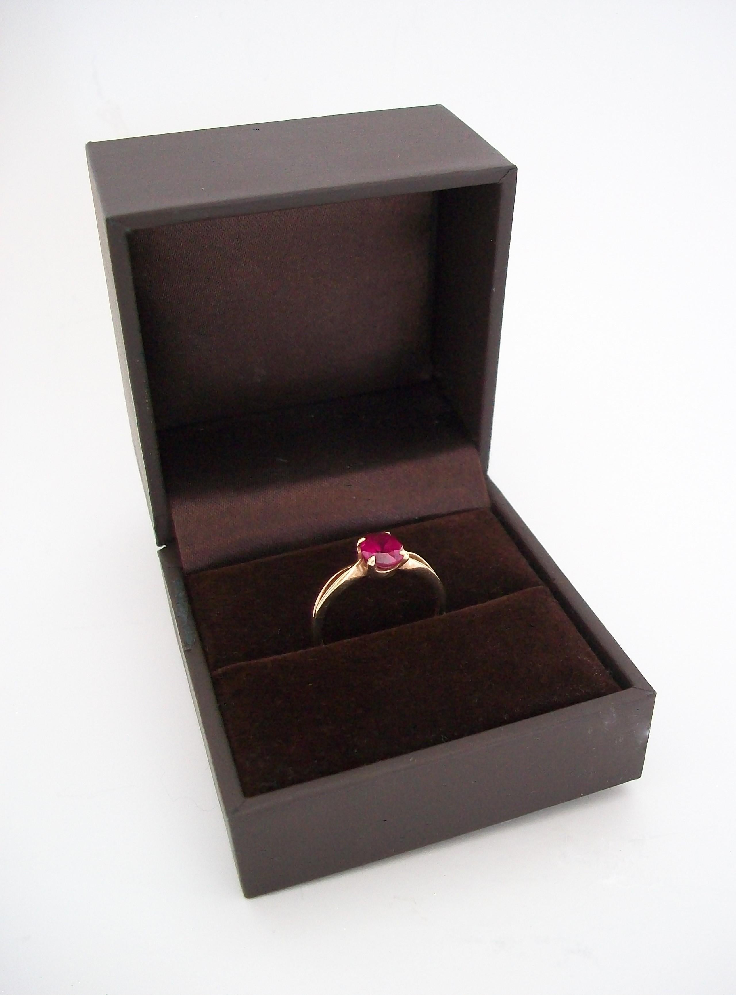 Anillo vintage de topacio rojo y oro amarillo de 10 quilates - Talla 5,5 - EE.UU. - Alrededor de 1980 Corte oval en venta