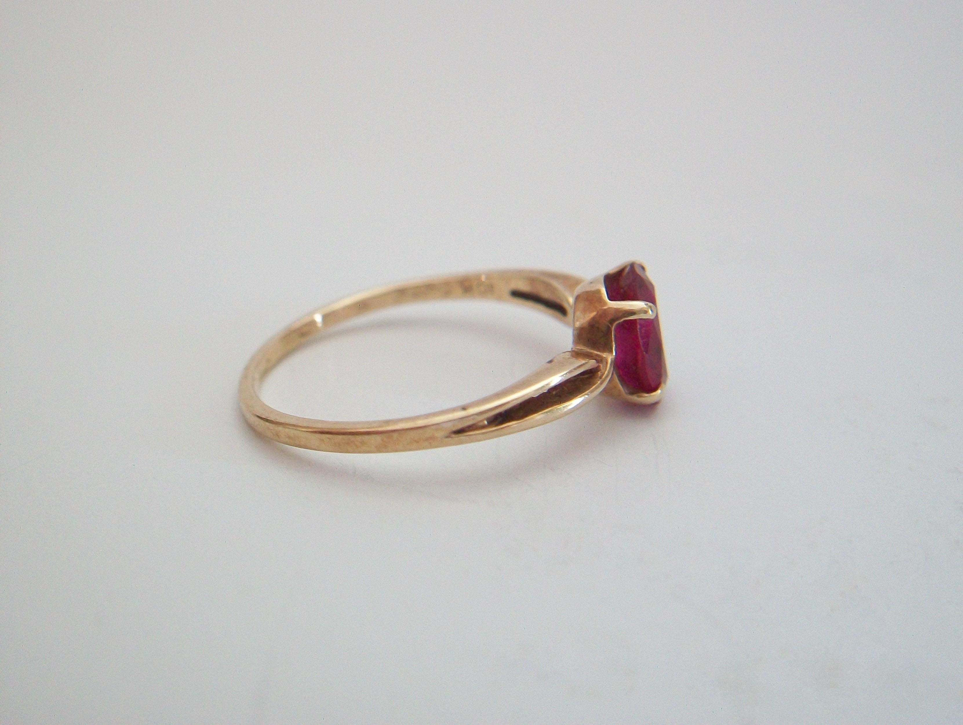 Vintage Red Topaz & 10K Yellow Gold Ring - Size 5.5 - U.S.A. - Circa 1980's In Good Condition For Sale In Chatham, CA