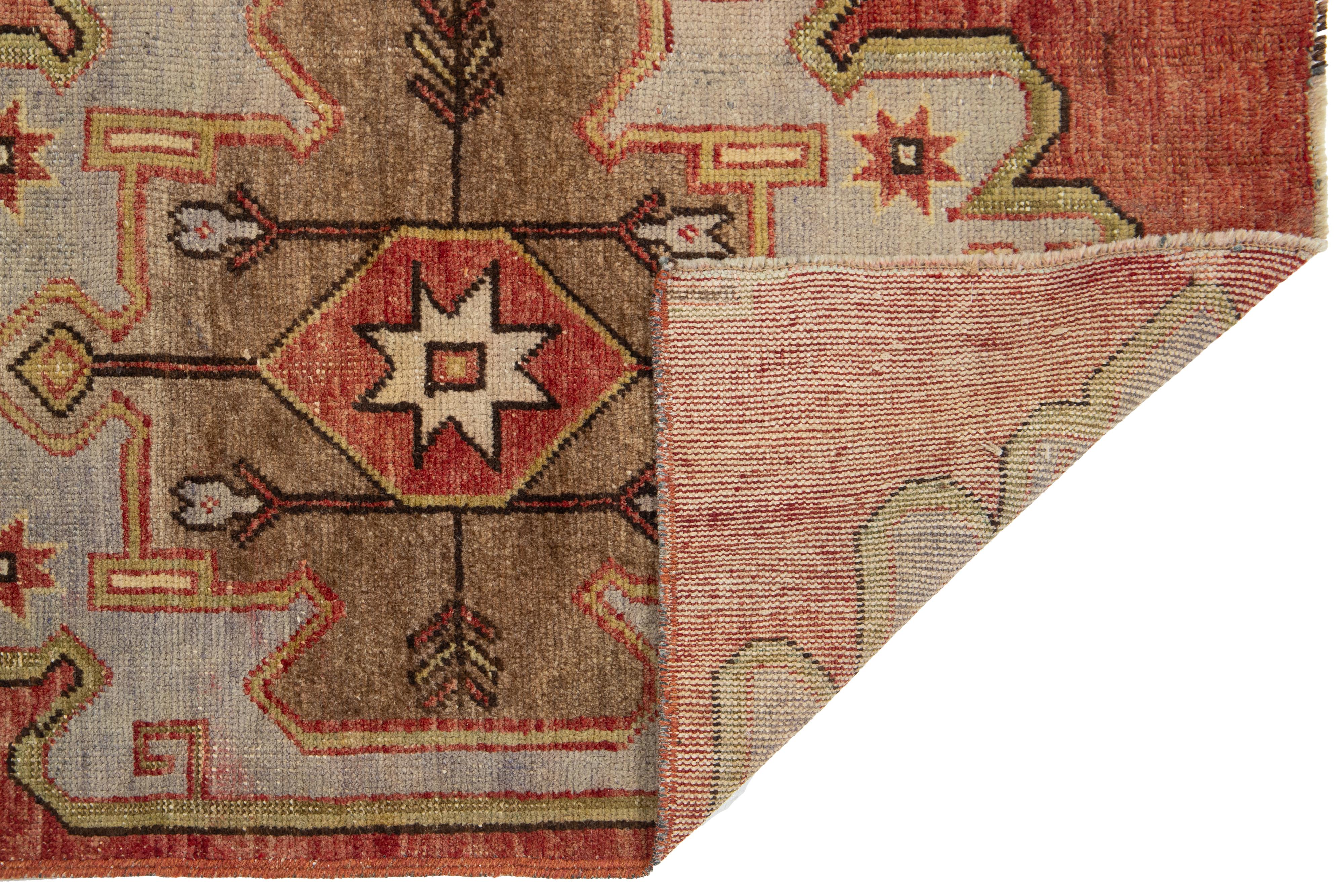 Roter türkischer Anatolischer handgefertigter Woll-Läufer im Vintage-Stil mit geometrischem Design (Moderne der Mitte des Jahrhunderts) im Angebot