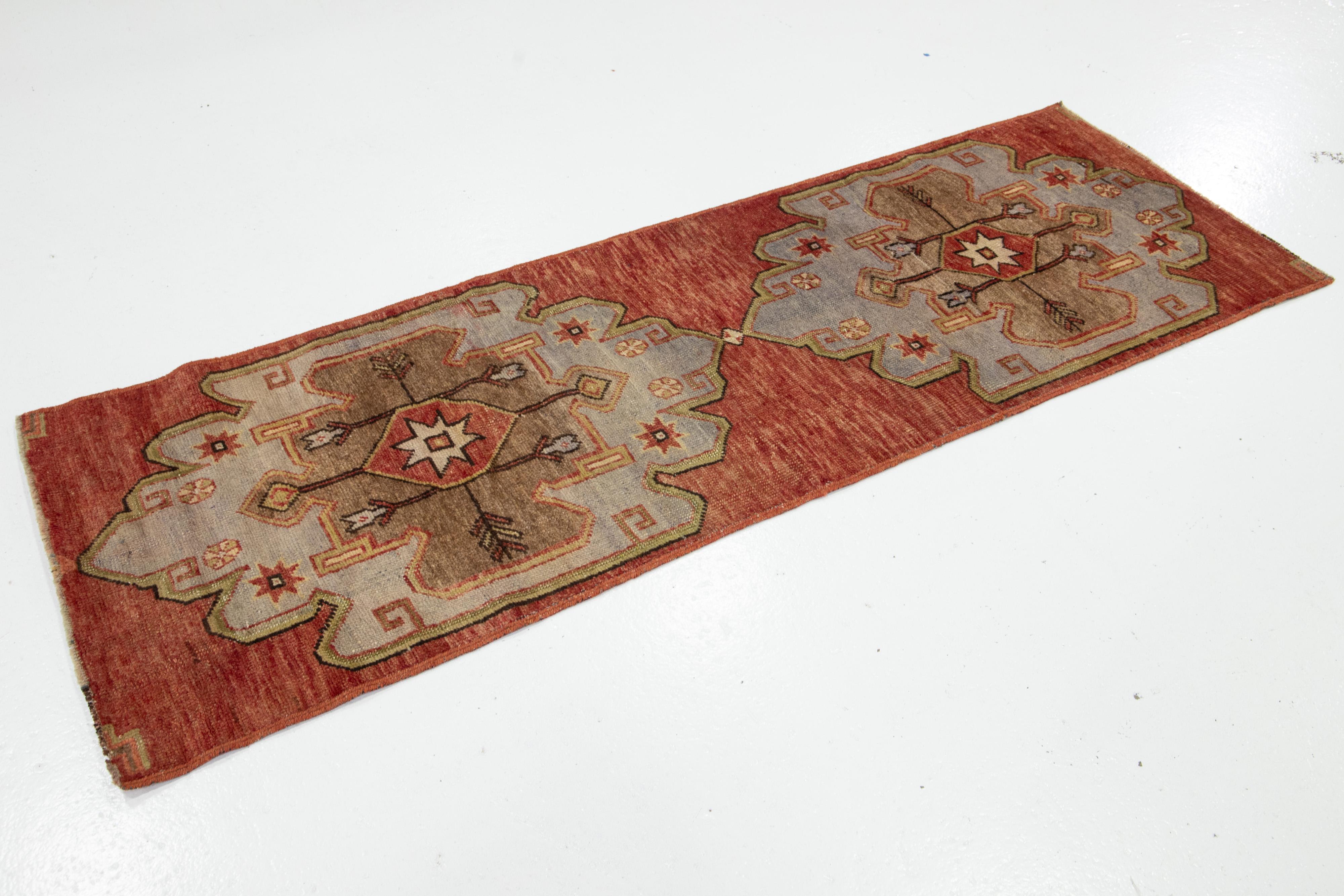 Roter türkischer Anatolischer handgefertigter Woll-Läufer im Vintage-Stil mit geometrischem Design (Türkisch) im Angebot
